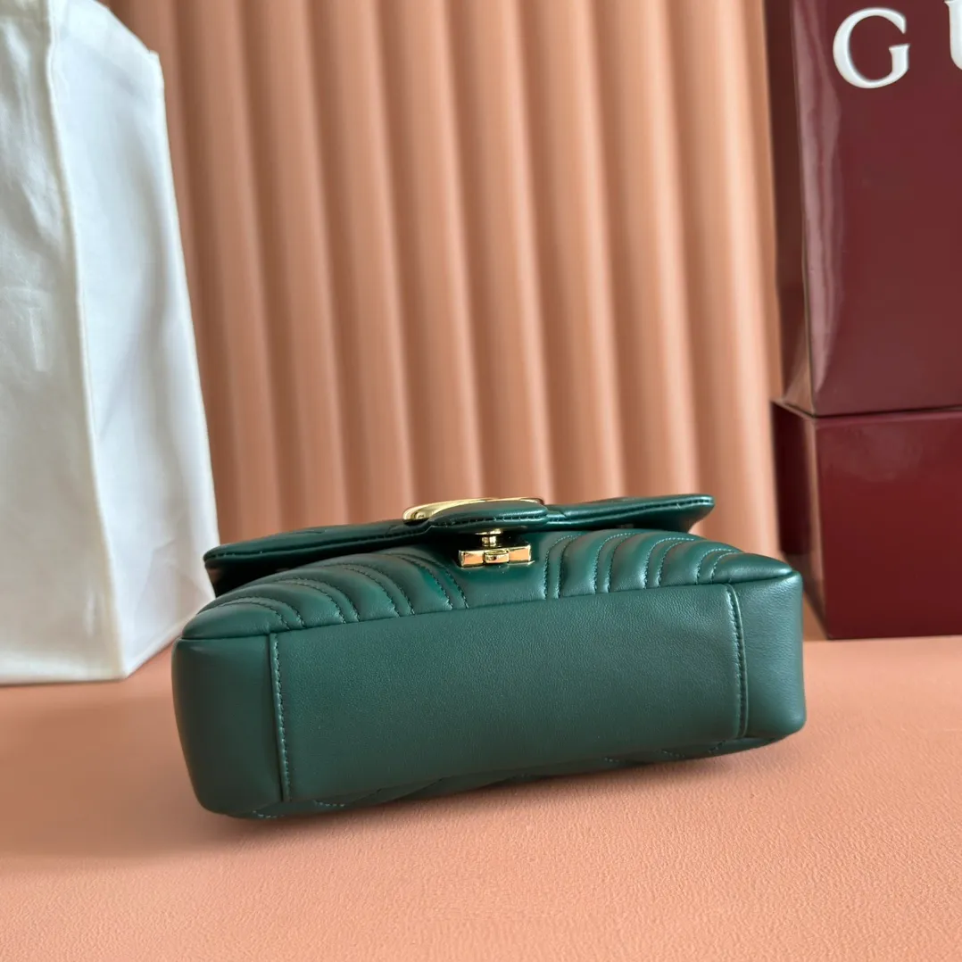 p1300. 💋💋💋【Original leather configuration counter complete package】The brand's iconic GG Marmont series is ingeniously integrated with double G-shaped accessories and faceted chain straps, and soft leather is selected to create a soft-lined bag shape. White V-shaped Matelassé sheepskin. Light gold-tone hardware. Gucci ankara red viscose lining. Interior: One open pocket. Sliding chain strap that can be used as a shoulder strap (55 cm high). Snap-lock flap. Ident.: 837280. Dimensions: 22cm (width) x 12.5cm (height) x 6cm (depth) Weight: approximately 0.55kg Color: green full leather/original leather. Made in Italy