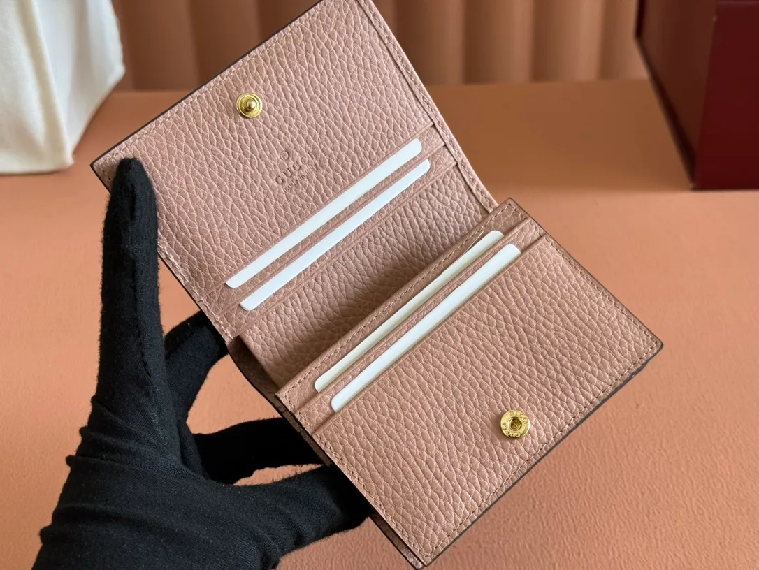 p400. 💋💋💋【Original leather accessories🌈(Cdfmall Sanya Duty Free Store Handbag)🔥🔥Have you got this addictive beautiful bag? GG Marmont series, ‼️elegant and exquisite design has captured the hearts of many girls! It is also a must-have versatile item for global experts! Super awesome! Model: 658610. Size: 11*8, 2.5cm.
