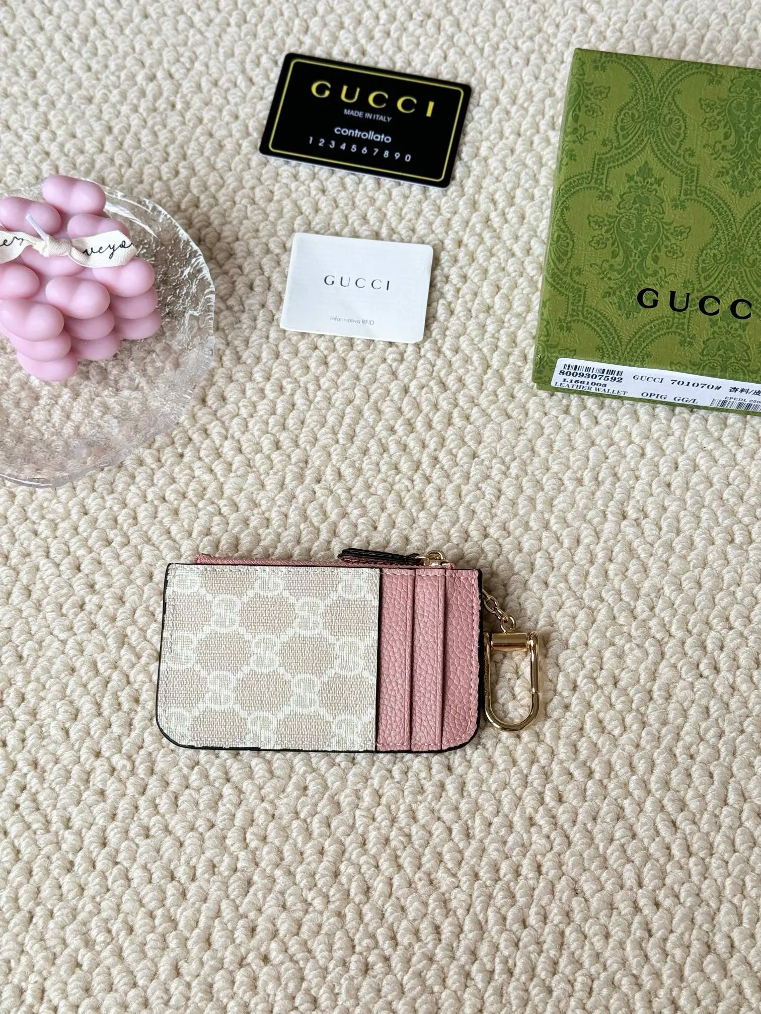 💰130 Gucci comes with box packaging and keychain card holder. The "Gucci March of Love" series has been updated to present multi-functional elements to interpret the brand's spirit of self-expression. Equipped with 3 card slots and a keychain hook, this model exudes a strong brand identity. Size: 12.5X7X1.5cm Number: 701070