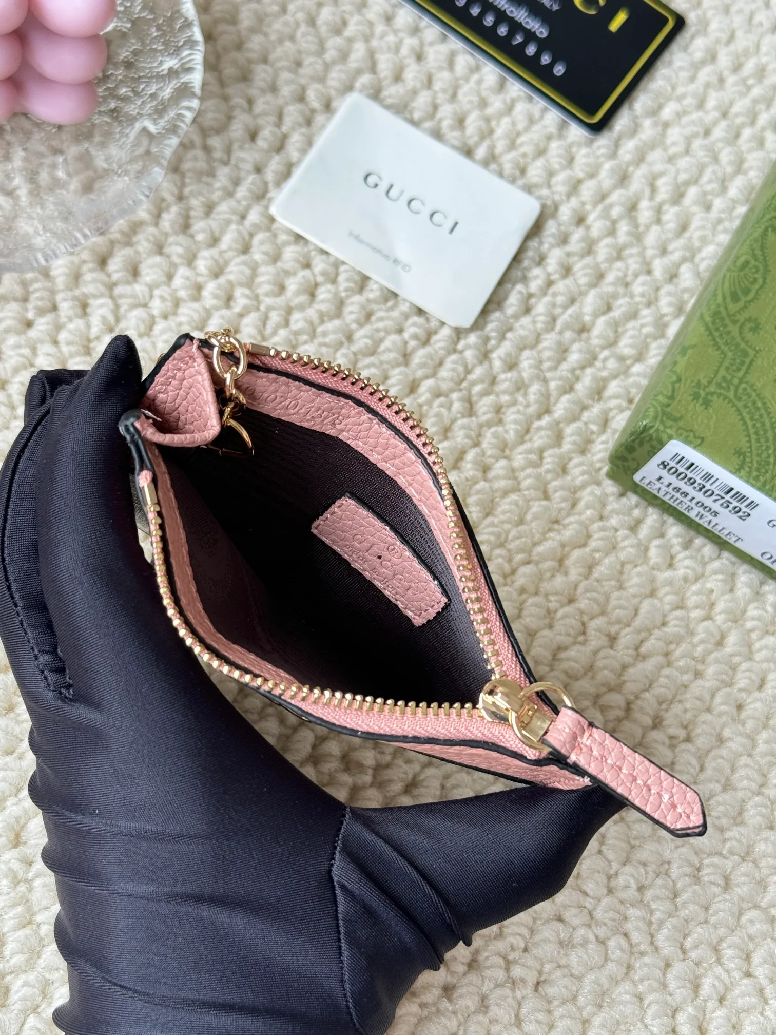 💰130 Gucci comes with box packaging and keychain card holder. The "Gucci March of Love" series has been updated to present multi-functional elements to interpret the brand's spirit of self-expression. Equipped with 3 card slots and a keychain hook, this model exudes a strong brand identity. Size: 12.5X7X1.5cm Number: 701070