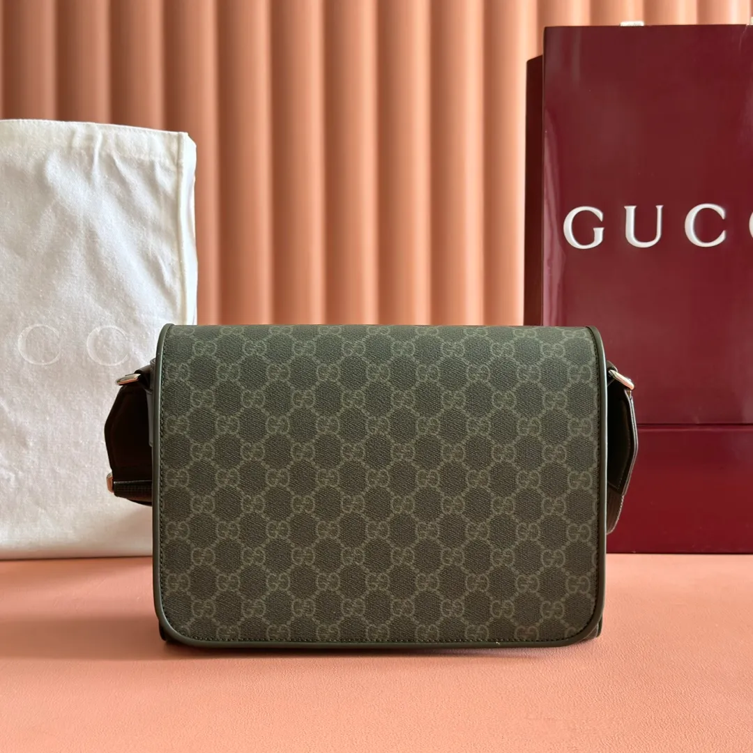 p1040💋💋💋"With full set of original counter packaging" [New Product] The 2025 autumn and winter series uses GG letter pattern coated fabric to reinterpret one of the brand's iconic patterns. This medium crossbody bag is crafted from innovative fabrics and finished with tonal leather piping for added style. Forest green GG monogram coated fabric Green leather piping Cotton and linen blend lining Canvas shoulder strap (50cm high) Magnetic flap closure Model: 792124. Dimensions: 27cm (width) x 20cm (h) x 9cm (d) Color: forest green/pvc. Made in Italy