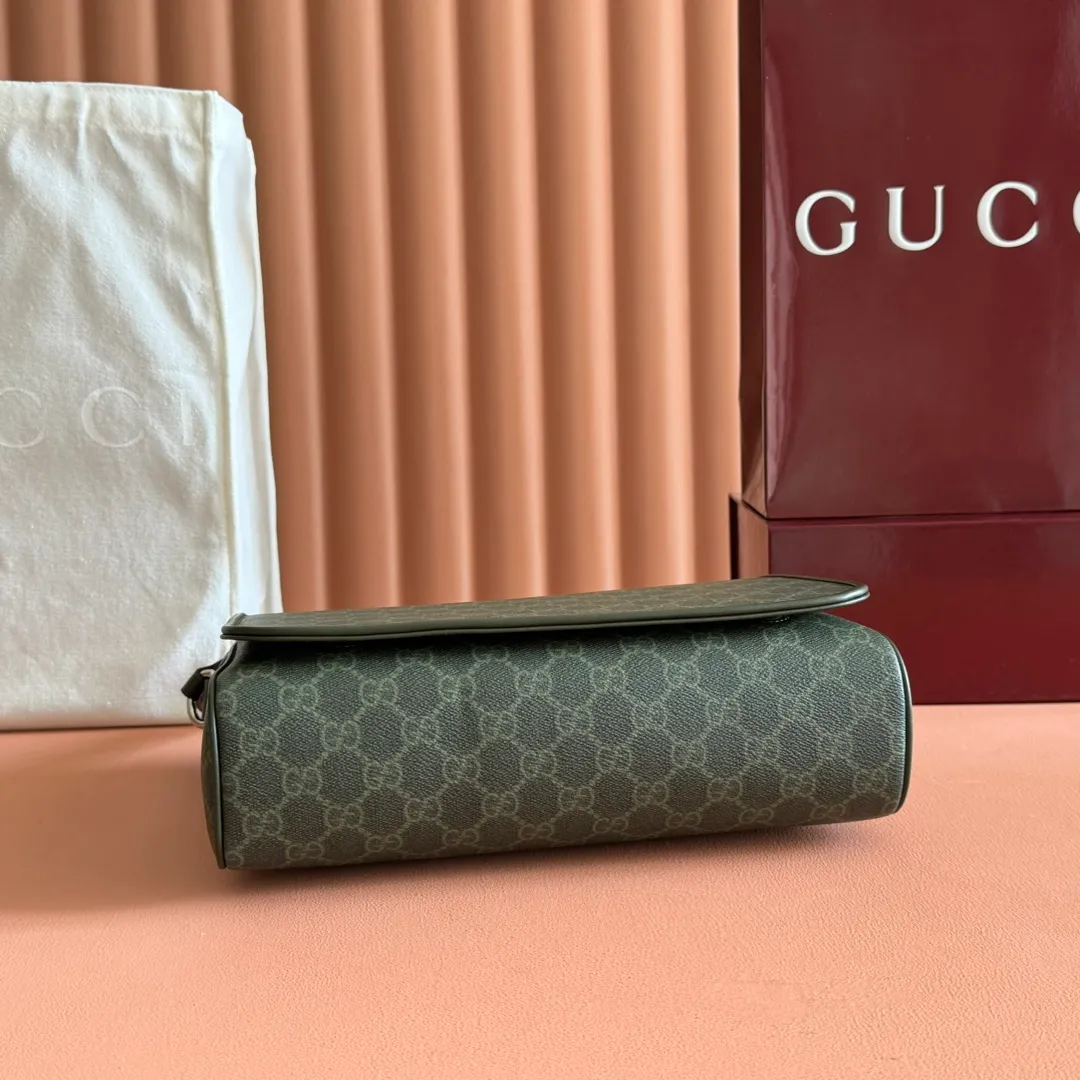 p1040💋💋💋"With full set of original counter packaging" [New Product] The 2025 autumn and winter series uses GG letter pattern coated fabric to reinterpret one of the brand's iconic patterns. This medium crossbody bag is crafted from innovative fabrics and finished with tonal leather piping for added style. Forest green GG monogram coated fabric Green leather piping Cotton and linen blend lining Canvas shoulder strap (50cm high) Magnetic flap closure Model: 792124. Dimensions: 27cm (width) x 20cm (h) x 9cm (d) Color: forest green/pvc. Made in Italy