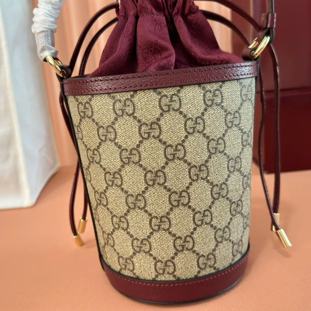 p1000💋💋💋"With full set of original counter packaging" [New Product] The Ophidia series ingeniously interprets novel silhouettes and functions, with iconic beige and brown colors, creating a bag with soft texture and fashionable style. This bucket bag features a top handle and a shoulder strap. Beige and dark brown GG monogram coated fabric Gucci Rosso Ancora leather trim Light gold tone hardware Gucci Ancora taffeta lining and green cotton linen lining Double G webbing handles (12 cm high) removable and adjustable leather shoulder strap (52 cm high) drawstring fly Ident: 838462. Dimensions: 11.5cm (width) x 23cm (height) x 8cm (depth) Weight: approx. 312g Color: Brown Anchor Red/PVC. Made in Italy