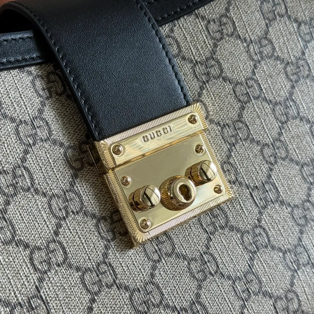 p1160. 💋💋💋Original leather [equipped with full counter packaging] The Padlock series has launched a variety of fashionable bags with various carrying methods, adding color to the 2025 early autumn series. This tote is lined with webbing, reminiscent of the brand's signature pattern. Black and dark brown GG monogram coated fabric Black leather trim Light gold tone hardware Red and green webbing cotton lining Interior: One zip pocket Carry handle (17.5 cm height) Removable and adjustable leather strap (height: 54 cm - 60 cm; length: 115 cm - 125 cm) Padlock closure with leather keychain Ident.: 838991. Dimensions: 31cm (width) x 21cm (height) x 11cm (thickness) Weight: approx. 0.8kg. Color: Brown PVC. Made in Italy