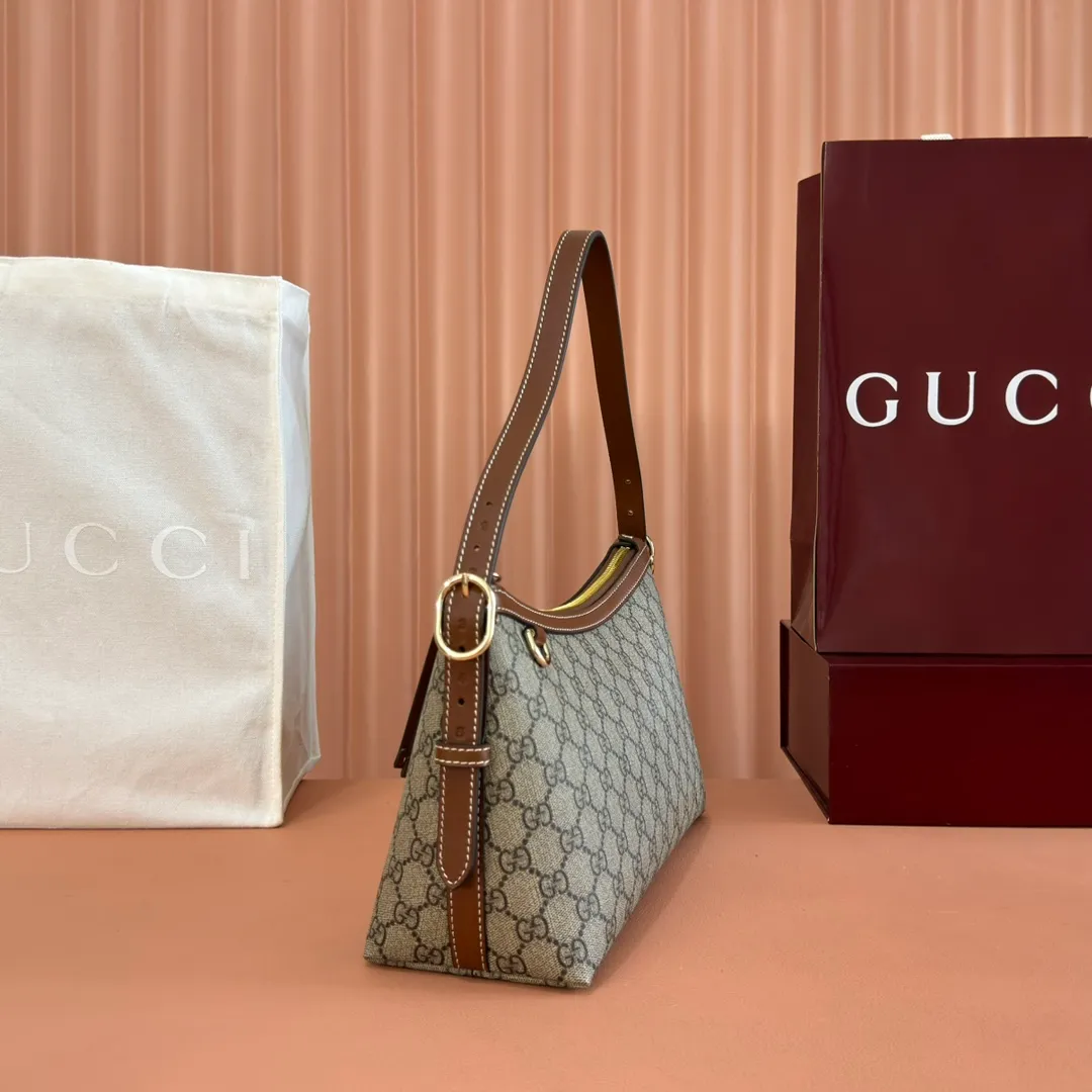 p1040. 💋💋💋 Comes with a full set of original counter packaging [New Product] 2025 Autumn and Winter Series, the GG Emblem series reinterprets the brand's timeless elegance and exquisite craftsmanship. This shoulder bag is crafted in GG beige and dark brown, showing its exquisite texture. Beige and dark brown GG monogram coated fabric Light gold tone hardware Red and green webbing Cotton lining The bag pictured is sold separately and does not come with the bag charm. Interior: Zippered pocket Adjustable leather shoulder strap: Height: 16 cm - 26 cm; Length: 72 cm Zipper closure Ident: 847449. Dimensions: 30cm (width) x 19cm (height) x 11cm (depth) Weight: approx. 0.45kg Color: Brown/PVC. Made in Italy
