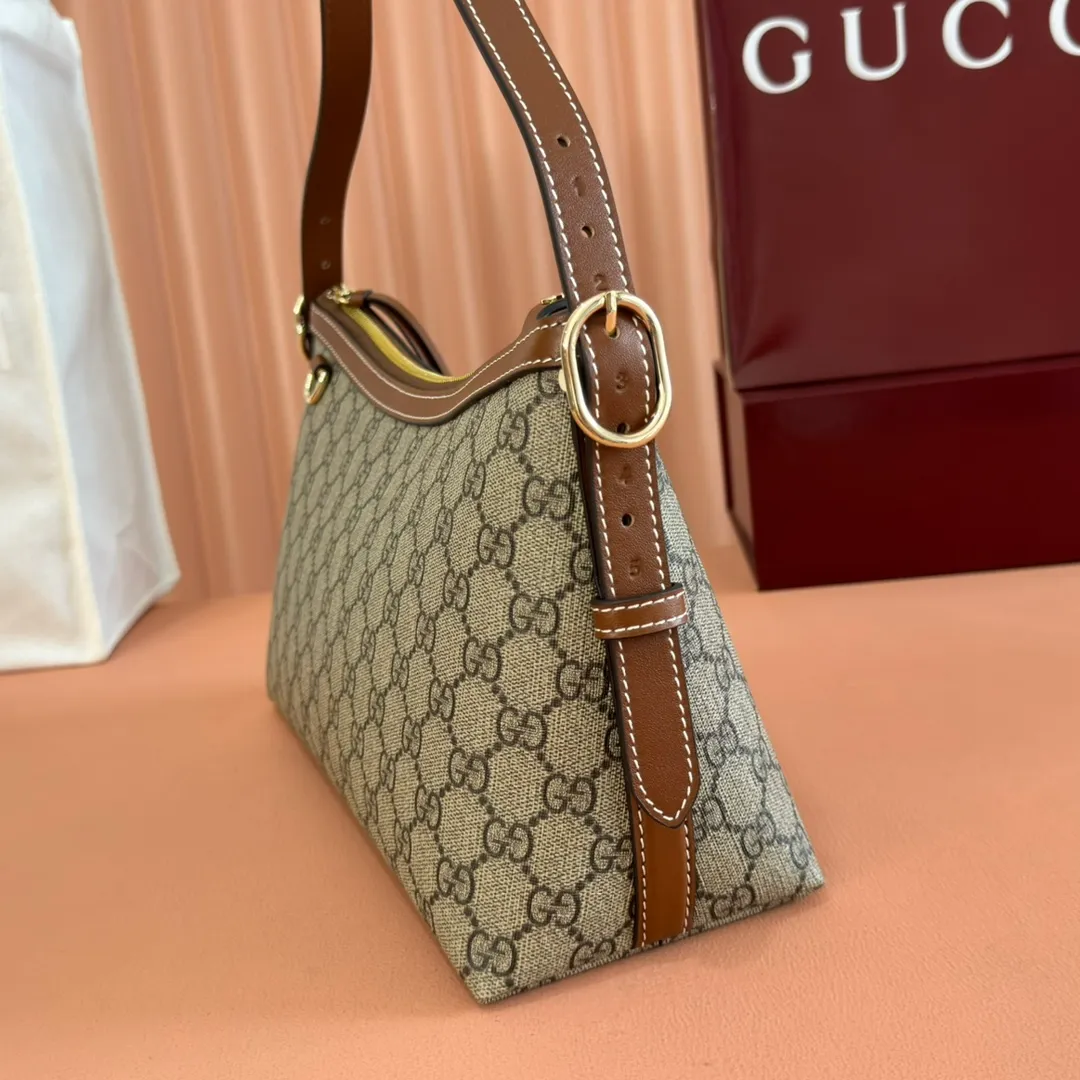 p1040. 💋💋💋 Comes with a full set of original counter packaging [New Product] 2025 Autumn and Winter Series, the GG Emblem series reinterprets the brand's timeless elegance and exquisite craftsmanship. This shoulder bag is crafted in GG beige and dark brown, showing its exquisite texture. Beige and dark brown GG monogram coated fabric Light gold tone hardware Red and green webbing Cotton lining The bag pictured is sold separately and does not come with the bag charm. Interior: Zippered pocket Adjustable leather shoulder strap: Height: 16 cm - 26 cm; Length: 72 cm Zipper closure Ident: 847449. Dimensions: 30cm (width) x 19cm (height) x 11cm (depth) Weight: approx. 0.45kg Color: Brown/PVC. Made in Italy