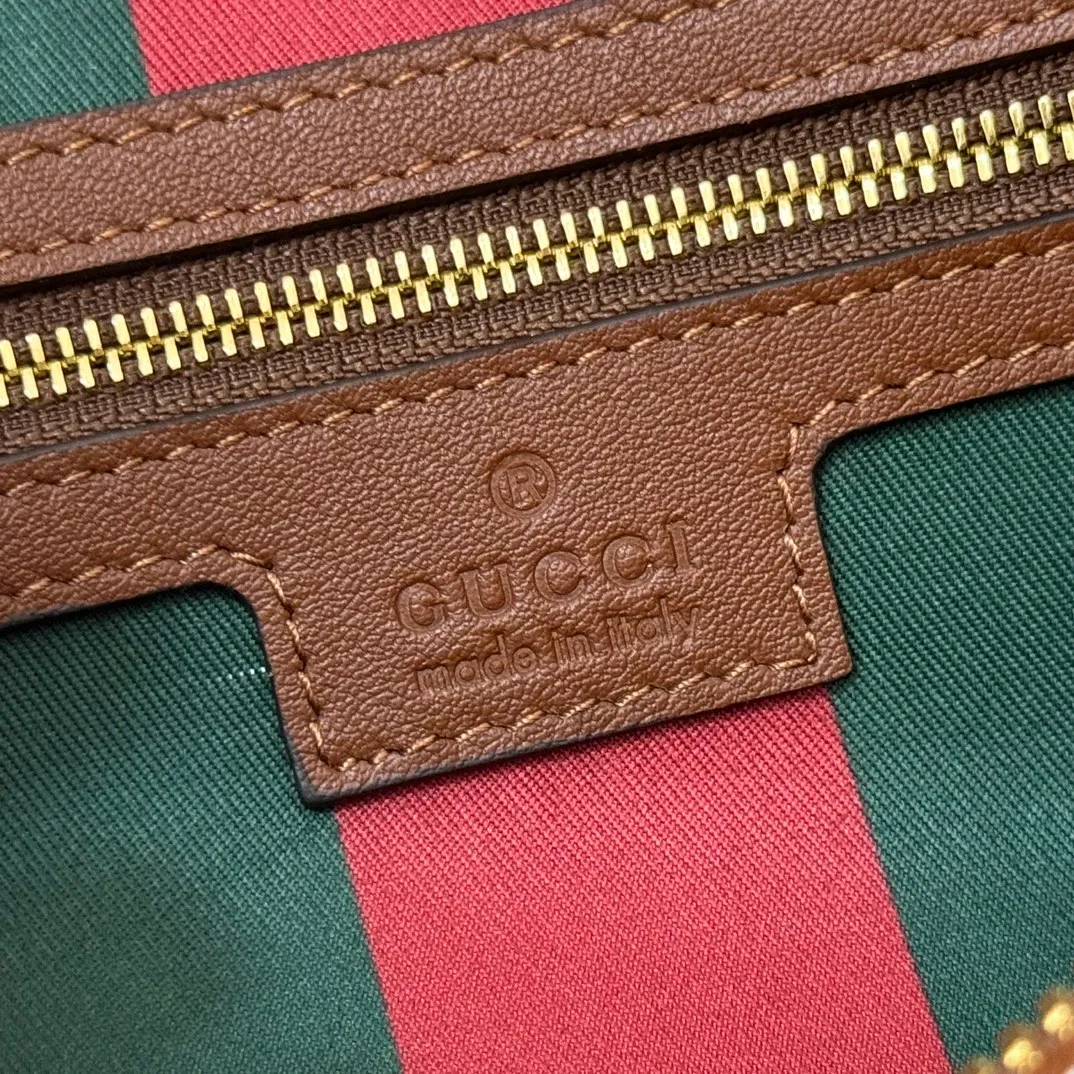 p1040. 💋💋💋 Comes with a full set of original counter packaging [New Product] 2025 Autumn and Winter Series, the GG Emblem series reinterprets the brand's timeless elegance and exquisite craftsmanship. This shoulder bag is crafted in GG beige and dark brown, showing its exquisite texture. Beige and dark brown GG monogram coated fabric Light gold tone hardware Red and green webbing Cotton lining The bag pictured is sold separately and does not come with the bag charm. Interior: Zippered pocket Adjustable leather shoulder strap: Height: 16 cm - 26 cm; Length: 72 cm Zipper closure Ident: 847449. Dimensions: 30cm (width) x 19cm (height) x 11cm (depth) Weight: approx. 0.45kg Color: Brown/PVC. Made in Italy