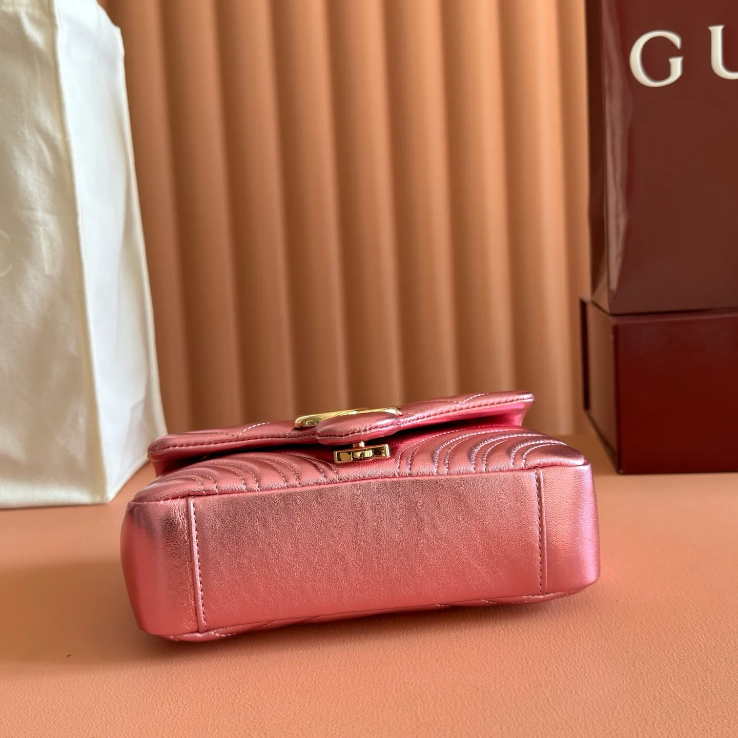 p1120💋💋💋【With full set of original counter packaging】The brand's iconic GG Marmont series is ingeniously integrated with double G styling accessories, faceted chain straps and soft silhouettes, and is made of gold and silver thread leather to create a shoulder bag style. Silver metallic quilted V-shaped lamé leather Silver-toned hardware Silver viscose lining Double G Interior: One open pocket Sliding chain strap that can be used as a shoulder strap (55 cm high) Spring-buckle flap Ref.: 837280. Dimensions: 22cm (W) x 12.5cm (H) x 6cm (D) Weight: approx. 0.55kg Colour: Pink gold sheepskin Made in Italy