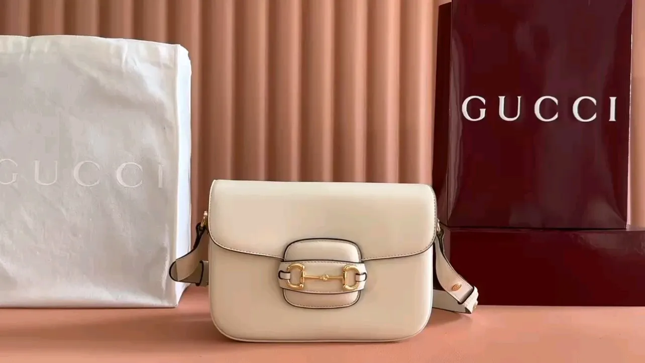 💋💋💋【New】Gucci Horsebit 1955 Aura series small shoulder bag, white soft leather/original leather is shipped, 🐍Model: 847063, short video