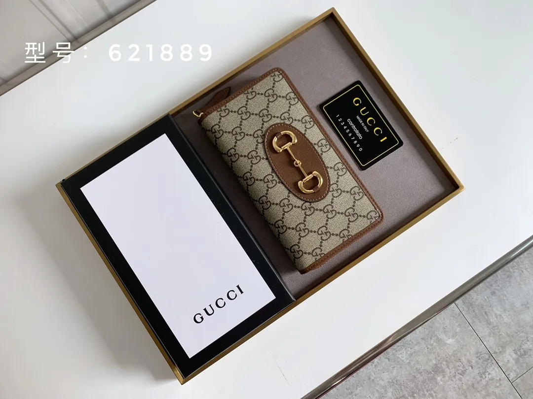💰160 Top quality original 💎 Gucci🇮🇹 saddle buckle long wallet. This year, we have launched a variety of 1955 horsebit series, with compartments inside the zippers and top quality. Style number: 621889 Size: 19x10.5x2
