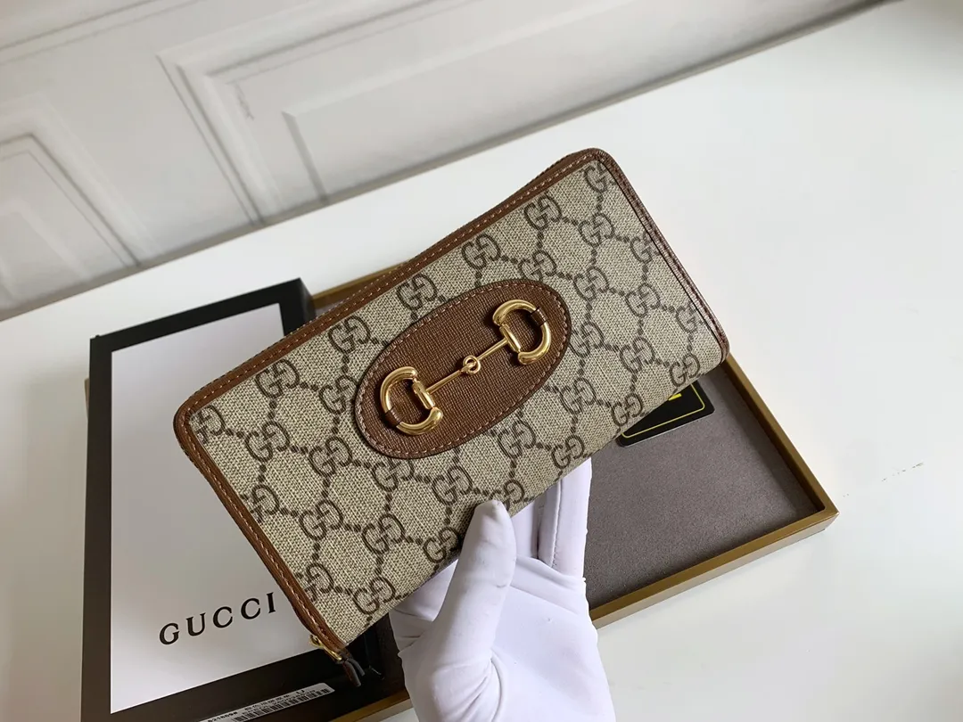 💰160 Top quality original 💎 Gucci🇮🇹 saddle buckle long wallet. This year, we have launched a variety of 1955 horsebit series, with compartments inside the zippers and top quality. Style number: 621889 Size: 19x10.5x2