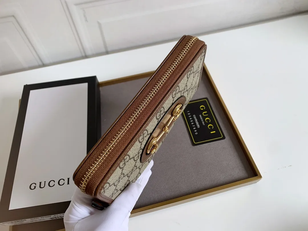 💰160 Top quality original 💎 Gucci🇮🇹 saddle buckle long wallet. This year, we have launched a variety of 1955 horsebit series, with compartments inside the zippers and top quality. Style number: 621889 Size: 19x10.5x2
