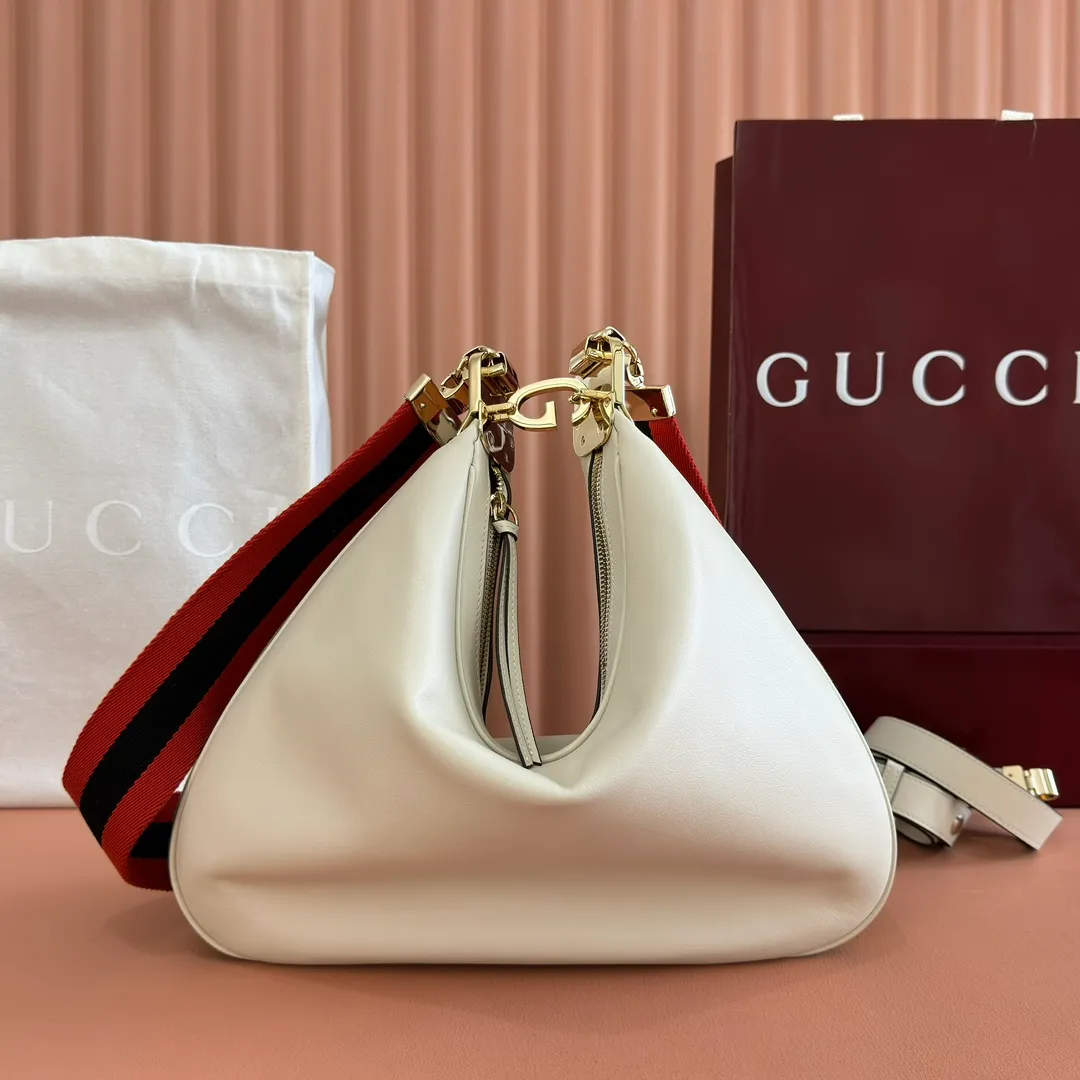 p1660. 📣📣📣【Original leather accessories🌈(equipped with full counter packaging)🔥🔥702823Gucci The Attache large shoulder bag "Gucci March of Love" is a new interpretation of the brand's archive elements, paying tribute to the enduring charm of Hollywood. This accessory features a recognizable crescent shape, and the G hook buckle adds a unique design aesthetic. The classic accessories are combined with soft materials to express retro charm. This large shoulder bag is made of beige and blue GG Supreme canvas, decorated with red and blue webbing. Hide details Beige and blue GG Supreme canvas with red and blue webbing. Gold-tone hardware Cotton and linen lining Additional leather shoulder strap Interior: 1 zipped pocket Removable webbing shoulder strap (50cm high) G-hook fastening with zip 35cm (W) x 32cm (H) x 6cm (D) Made in Italy