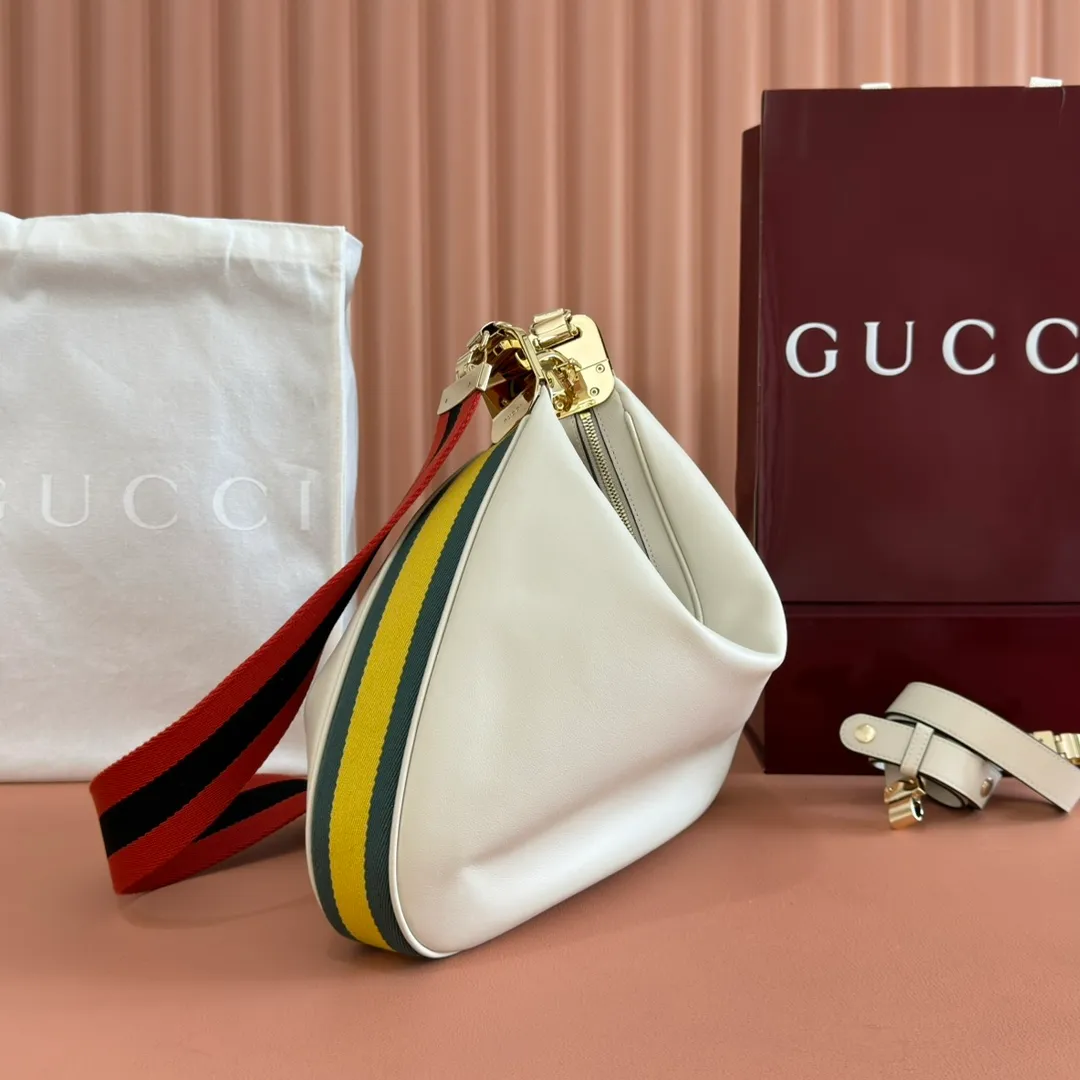 p1660. 📣📣📣【Original leather accessories🌈(equipped with full counter packaging)🔥🔥702823Gucci The Attache large shoulder bag "Gucci March of Love" is a new interpretation of the brand's archive elements, paying tribute to the enduring charm of Hollywood. This accessory features a recognizable crescent shape, and the G hook buckle adds a unique design aesthetic. The classic accessories are combined with soft materials to express retro charm. This large shoulder bag is made of beige and blue GG Supreme canvas, decorated with red and blue webbing. Hide details Beige and blue GG Supreme canvas with red and blue webbing. Gold-tone hardware Cotton and linen lining Additional leather shoulder strap Interior: 1 zipped pocket Removable webbing shoulder strap (50cm high) G-hook fastening with zip 35cm (W) x 32cm (H) x 6cm (D) Made in Italy
