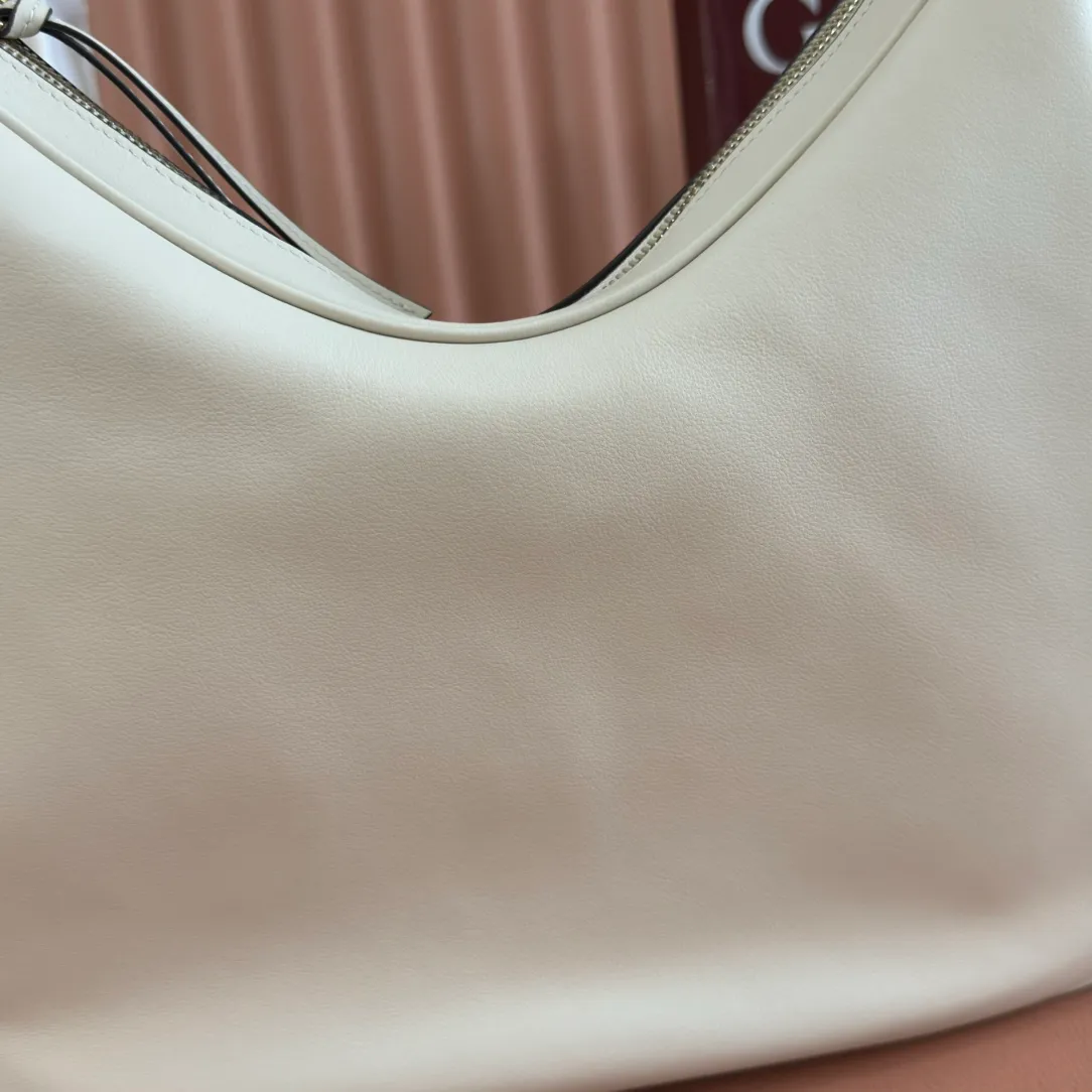 p1660. 📣📣📣【Original leather accessories🌈(equipped with full counter packaging)🔥🔥702823Gucci The Attache large shoulder bag "Gucci March of Love" is a new interpretation of the brand's archive elements, paying tribute to the enduring charm of Hollywood. This accessory features a recognizable crescent shape, and the G hook buckle adds a unique design aesthetic. The classic accessories are combined with soft materials to express retro charm. This large shoulder bag is made of beige and blue GG Supreme canvas, decorated with red and blue webbing. Hide details Beige and blue GG Supreme canvas with red and blue webbing. Gold-tone hardware Cotton and linen lining Additional leather shoulder strap Interior: 1 zipped pocket Removable webbing shoulder strap (50cm high) G-hook fastening with zip 35cm (W) x 32cm (H) x 6cm (D) Made in Italy