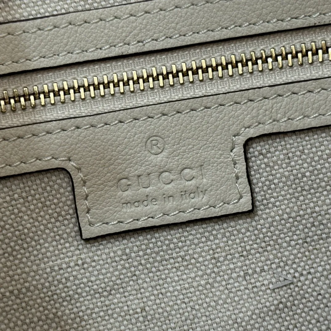 p1660. 📣📣📣【Original leather accessories🌈(equipped with full counter packaging)🔥🔥702823Gucci The Attache large shoulder bag "Gucci March of Love" is a new interpretation of the brand's archive elements, paying tribute to the enduring charm of Hollywood. This accessory features a recognizable crescent shape, and the G hook buckle adds a unique design aesthetic. The classic accessories are combined with soft materials to express retro charm. This large shoulder bag is made of beige and blue GG Supreme canvas, decorated with red and blue webbing. Hide details Beige and blue GG Supreme canvas with red and blue webbing. Gold-tone hardware Cotton and linen lining Additional leather shoulder strap Interior: 1 zipped pocket Removable webbing shoulder strap (50cm high) G-hook fastening with zip 35cm (W) x 32cm (H) x 6cm (D) Made in Italy