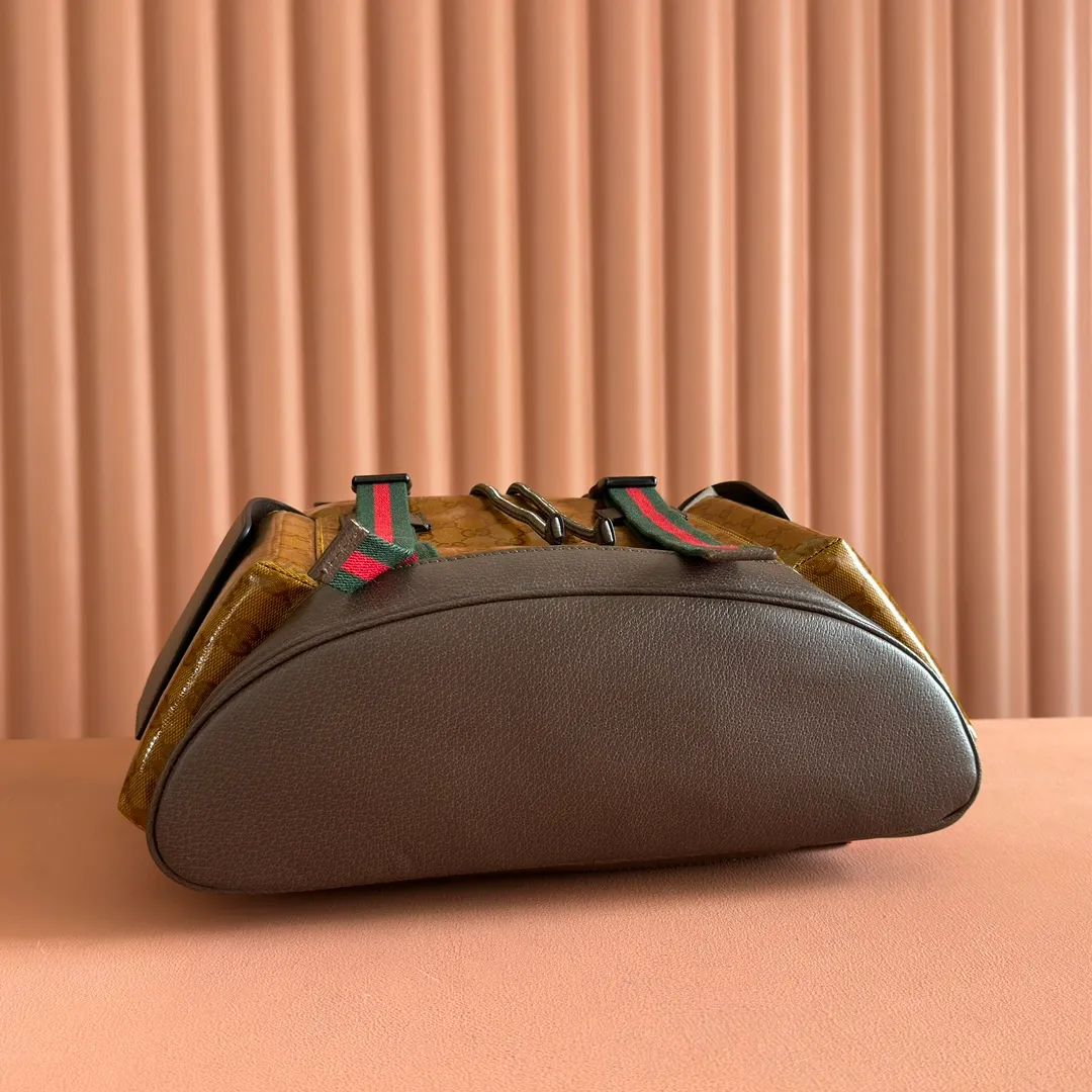 p1300. 📣📣📣【Original leather cabinet complete package】🔥🔥 adidas x Gucci joint series backpack, as one of the adidas x Gucci joint series, this backpack is decorated with Gucci Trefoil print. Adidas and Gucci boldly explore a joint series. The webbing and GG monogram are cleverly combined with the white three stripes and clover logo. The collection is inspired by the creative director’s fond memories of the 1980s and 1990s, integrating the two brands’ rich heritage and iconic design languages ​​to shape the style. Beige and brown GG crystal canvas with Gucci Trefoil print, brown leather adidas x Gucci collection. Red and green webbing, cotton and linen lining. Model: 495563. Dimensions: 34(W) x 42(H) x 16cm(D) Color: Brown/Crystal Canvas co-branded. Made in Italy