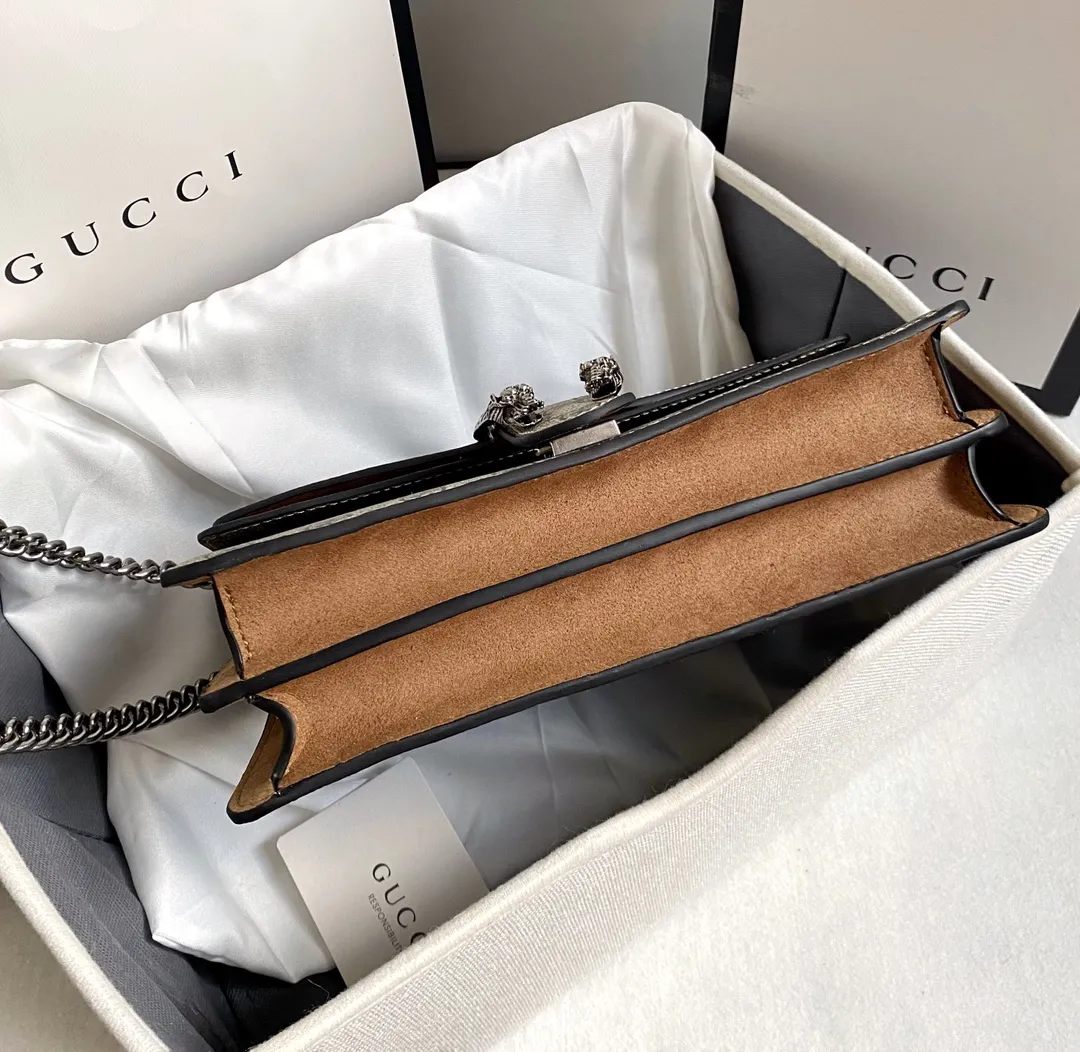 Upgraded version of real shot #💰320 Model: 400249 Size: 28x18x9cm 𝙂𝙪𝙘𝙘𝙞 𝘿𝙞𝙤𝙣𝙮𝙨𝙪𝙨 Bacchus 280,000 evergreen model is so popular. Dionysus can be said to be Xiaogu's turnaround. It has been around for several years, but its status is still standing. The biggest advantage is that it is wear-resistant. It is really super durable. You can throw it away and use it casually. It is made of presbyopic material that is durable and relatively thick, so it is not as tender as lambskin or calfskin. Presbyopia is the symbol of Xiaogu. It can be matched with any clothes. It will never go wrong and there is no need to question its capacity.