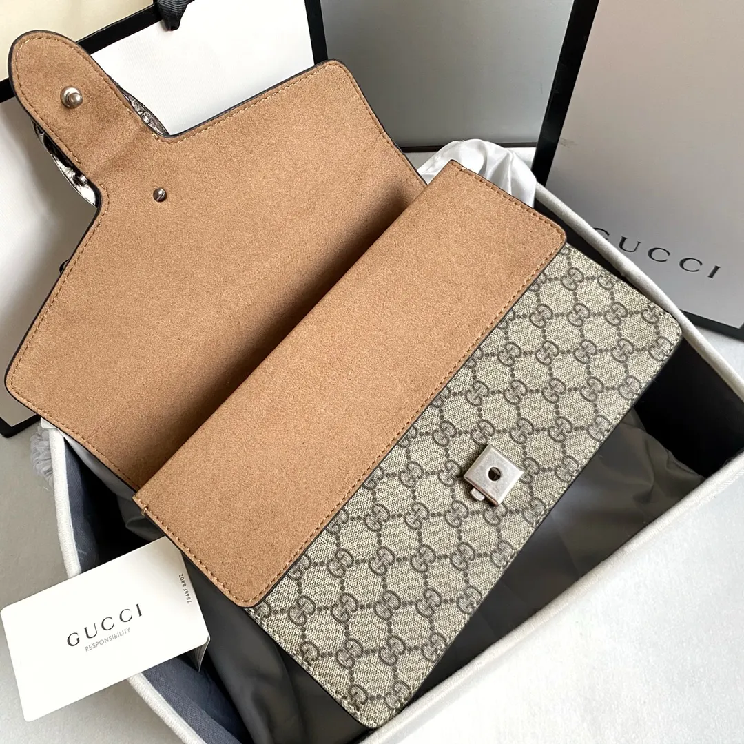 Upgraded version of real shot #💰320 Model: 400249 Size: 28x18x9cm 𝙂𝙪𝙘𝙘𝙞 𝘿𝙞𝙤𝙣𝙮𝙨𝙪𝙨 Bacchus 280,000 evergreen model is so popular. Dionysus can be said to be Xiaogu's turnaround. It has been around for several years, but its status is still standing. The biggest advantage is that it is wear-resistant. It is really super durable. You can throw it away and use it casually. It is made of presbyopic material that is durable and relatively thick, so it is not as tender as lambskin or calfskin. Presbyopia is the symbol of Xiaogu. It can be matched with any clothes. It will never go wrong and there is no need to question its capacity.