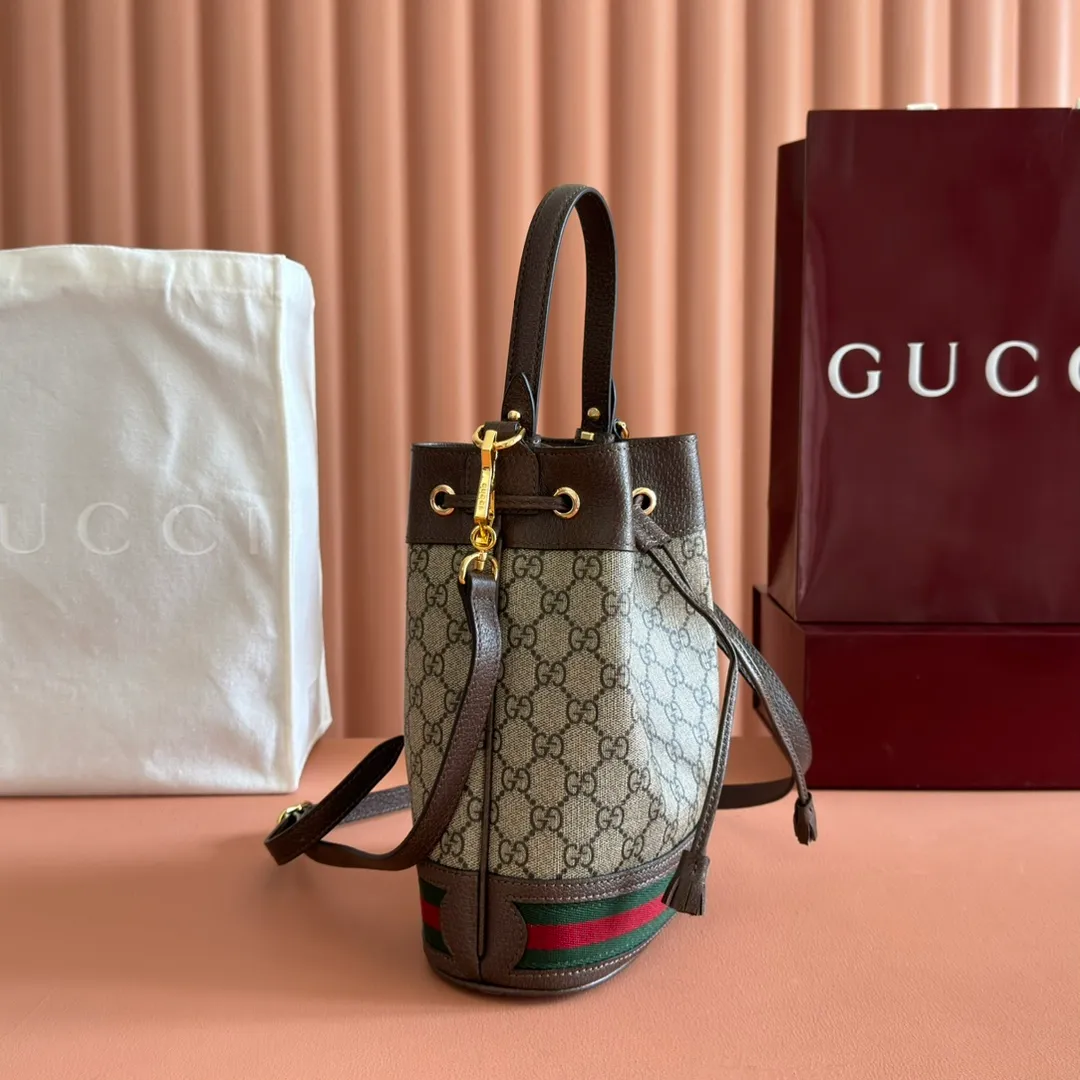 p880. 📣📣📣【Original leather with 🌈full counter packaging】🔥🔥𝑶𝒑𝒉𝒊𝒅𝒊𝒂 Bucket bag medium size 𝑮𝒖𝒄𝒄𝒊 𝑶𝒑𝒉𝒊𝒅𝒊𝒂 The medium bucket bag is also a best-seller. Unlike the mini bucket, this design has an additional hand strap, which increases the portability. It still retains the classic drawstring design, and the capacity has also been greatly increased. It is very practical and highly recommended‼ Model 550621 size 20.5*26*11cm