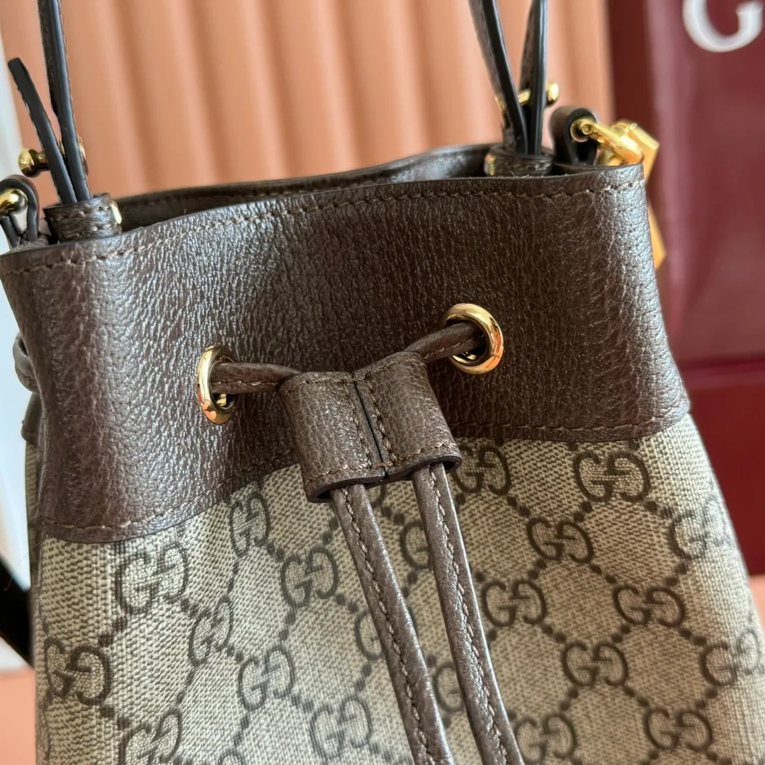 p880. 📣📣📣【Original leather with 🌈full counter packaging】🔥🔥𝑶𝒑𝒉𝒊𝒅𝒊𝒂 Bucket bag medium size 𝑮𝒖𝒄𝒄𝒊 𝑶𝒑𝒉𝒊𝒅𝒊𝒂 The medium bucket bag is also a best-seller. Unlike the mini bucket, this design has an additional hand strap, which increases the portability. It still retains the classic drawstring design, and the capacity has also been greatly increased. It is very practical and highly recommended‼ Model 550621 size 20.5*26*11cm