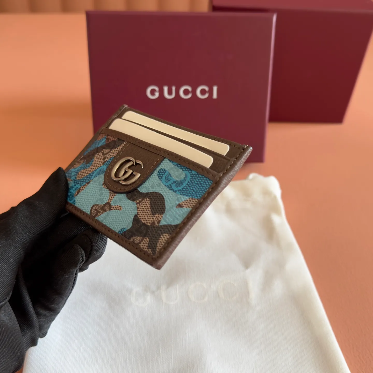 p300. 💋💋💋【With full set of original counter packaging】Vivid camouflage combined with unique color matching, a new interpretation of the classic GG pattern. This card holder is made of coated fabric with a marbled GG monogram pattern and features Double G details. Green and yellow camouflage marbled GG monogram coated fabric Brown leather trim Palladium tone hardware Brown taffeta lining Double G Web detail Interior: 1 open compartment Exterior: 4 card compartments Ident No.: 834795. Dimensions: 11cm (width) x 7cm (height) Weight: about 30g Color: blue camouflage/PVC. Made in Italy