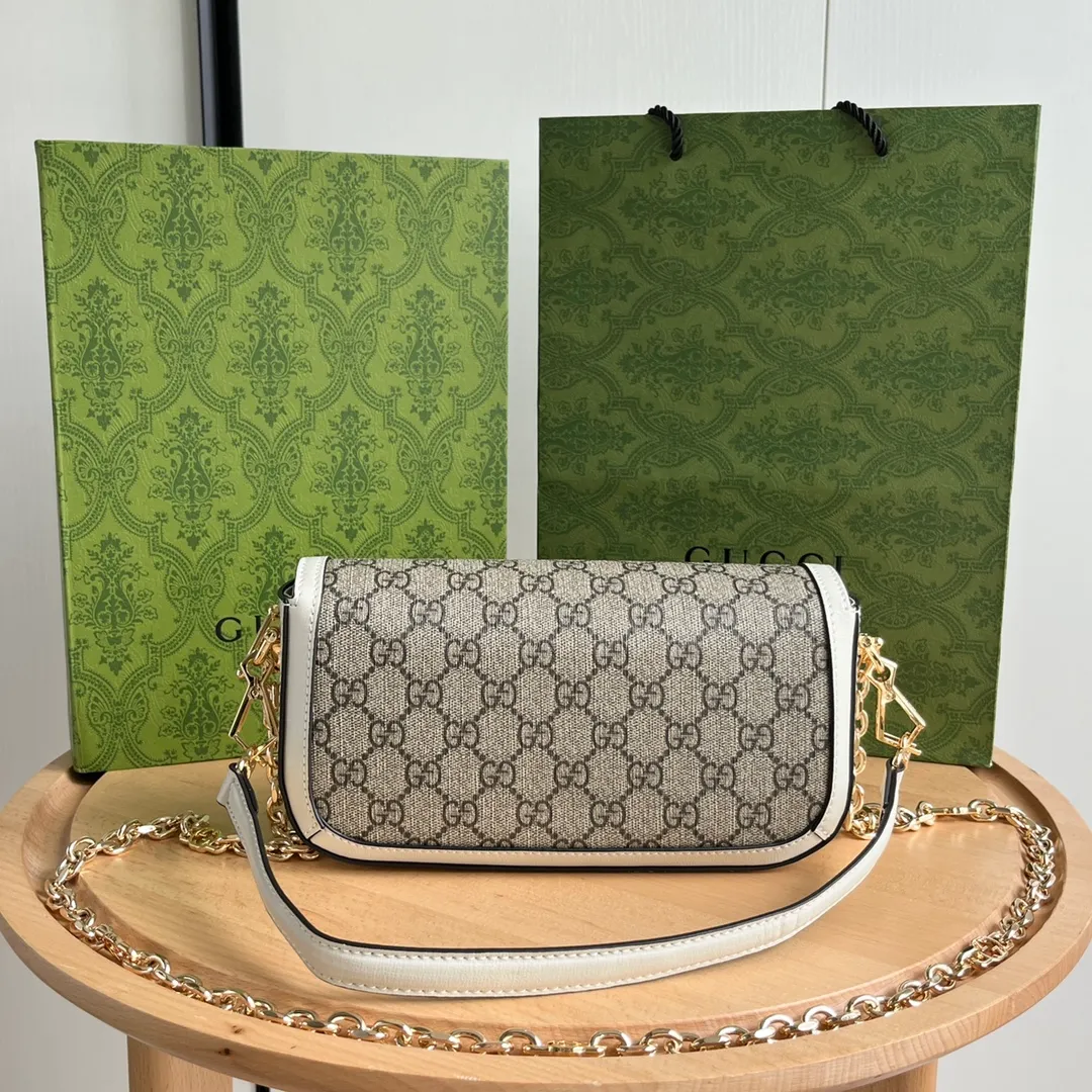 Actual shot #💰280 Style number: 735178 white Size: 24✖️13.5✖️7.5cm Gucci Horsebit 1955 baguette Xiaohongshu’s new backpack has 2 shoulder straps, can be carried in the hand, cross-body, or under the armpit. It is flatter and longer than the regular 1955 saddle bag. The chain is very textured. It is perfect for taking pictures when going out👍
