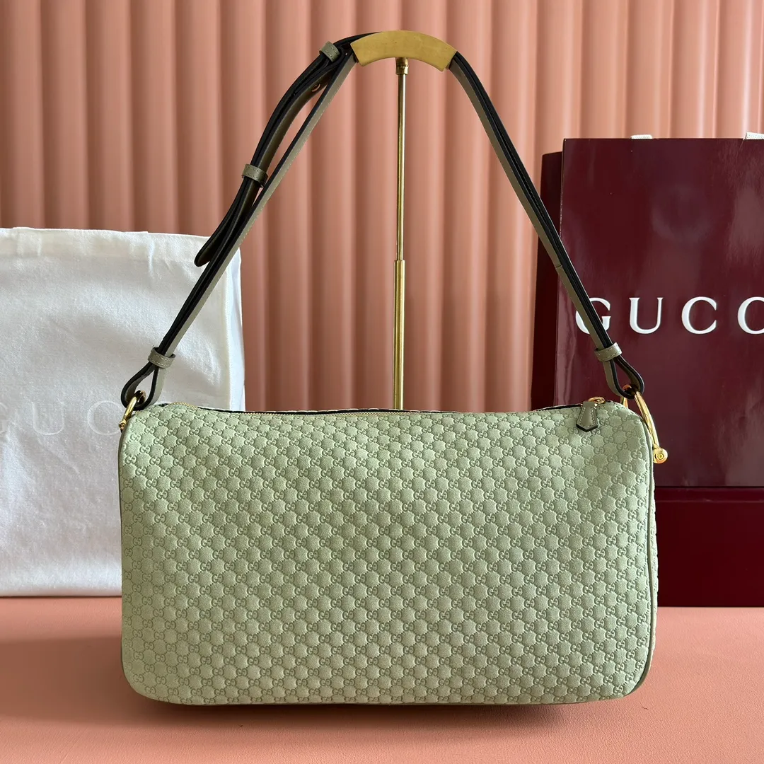 p1360. 💋💋💋【With full set of original counter packaging】The Gucci Half Horsebit series is re-presented, reinterpreting one of the brand's most iconic elements in a modern style. The collection cleverly combines relaxed silhouettes with the iconic half-horsebit hardware, which gives rise to its name. Yellow GG embossed suede Gold-tone hardware Brown cotton and linen blend lining Half horsebit closure Interior: One open pocket Adjustable leather shoulder strap (height: 33cm - 38cm) Zip closure Ident number: 862530. Dimensions: 38cm (W) x 20cm (H) x 15cm (D) Weight: Approx. 0.95kg Colour: Gray/Matte Pressed.