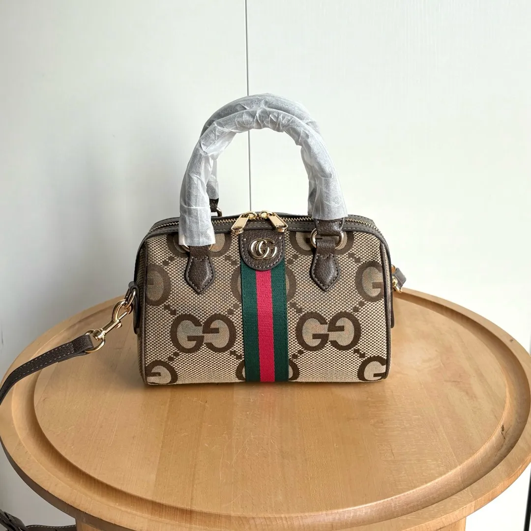 Upgraded version of real shot #💰320 Model: 772053. Dimensions: 14 (length) x 21.5 (width) x 11.5cm (thickness) As a brand classic, GG Supreme canvas has become an iconic fabric in the Gucci design world. The fabric appears frequently in the brand's new collections and is reinterpreted through the Gucci aesthetic perspective. This mini tote is embellished with the brand's signature monogram throughout. The classic interlocking G-shaped accessories add branding charm to this piece.