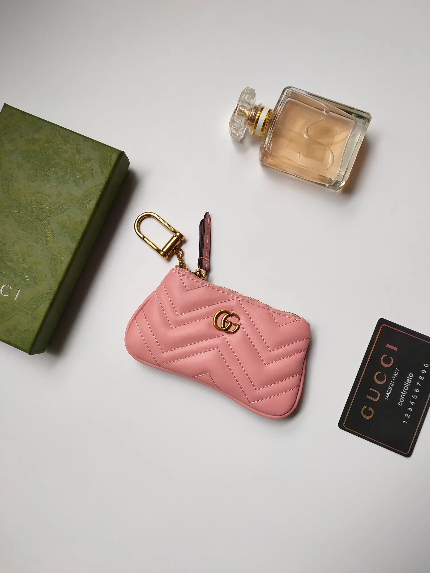 ￥130 GUCCI’s new small coin purse ~ lipstick bag🧃🧃 is made of imported calfskin with embroidered wavy pattern, 🧃🧃 matched with exquisite original factory bronze double G hardware 🧃🧃, flexible and unique hook buckle, small and exquisite, great effect, model: 671773, color: black, bright red, nude pink, size: 12.5x7x1.5cm