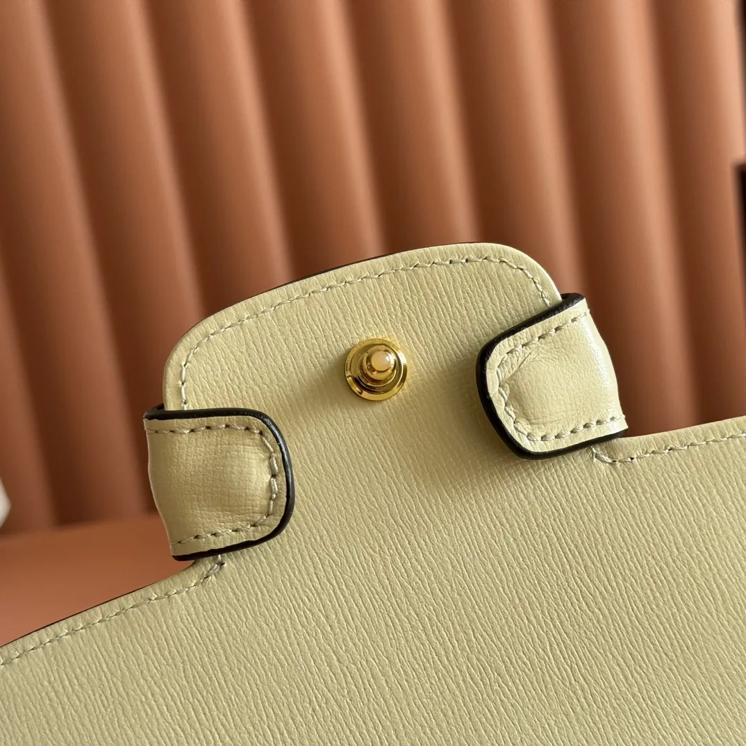 p1560. 📣📣📣【Original leather accessories🌈Full set of counter packaging】🔥🔥Introduction: The 1955 new fashion series tells moving stories with colors. Supreme is a representative fabric of the brand, inspired by archive designs from the 1930s. The classic brown and ebony designs have been reinterpreted to convey the brand's timeless design essence. This pattern has also become the iconic highlight of this 1955 series mini shoulder bag. The material is made of counter-quality PVC material with high-density webbing, and high-end smooth vintage bronze hardware on the market. Model: 703848. Dimensions: 22x16x10.5cm.