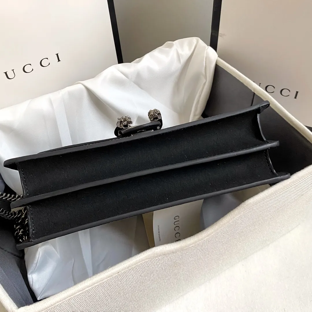 Upgraded version of real shot #💰320 Model: 400249 Size: 28x18x9cm 𝙂𝙪𝙘𝙘𝙞 𝘿𝙞𝙤𝙣𝙮𝙨𝙪𝙨 Bacchus 280,000 evergreen model is so popular. Dionysus can be said to be Xiaogu's turnaround. It has been around for several years, but its status is still standing. The biggest advantage is that it is wear-resistant. It is really super durable. You can throw it away and use it casually. It is made of presbyopic material that is durable and relatively thick, so it is not as tender as lambskin or calfskin. Presbyopia is the symbol of Xiaogu. It can be matched with any clothes. It will never go wrong and there is no need to question its capacity.