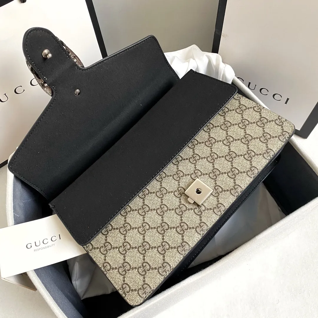 Upgraded version of real shot #💰320 Model: 400249 Size: 28x18x9cm 𝙂𝙪𝙘𝙘𝙞 𝘿𝙞𝙤𝙣𝙮𝙨𝙪𝙨 Bacchus 280,000 evergreen model is so popular. Dionysus can be said to be Xiaogu's turnaround. It has been around for several years, but its status is still standing. The biggest advantage is that it is wear-resistant. It is really super durable. You can throw it away and use it casually. It is made of presbyopic material that is durable and relatively thick, so it is not as tender as lambskin or calfskin. Presbyopia is the symbol of Xiaogu. It can be matched with any clothes. It will never go wrong and there is no need to question its capacity.