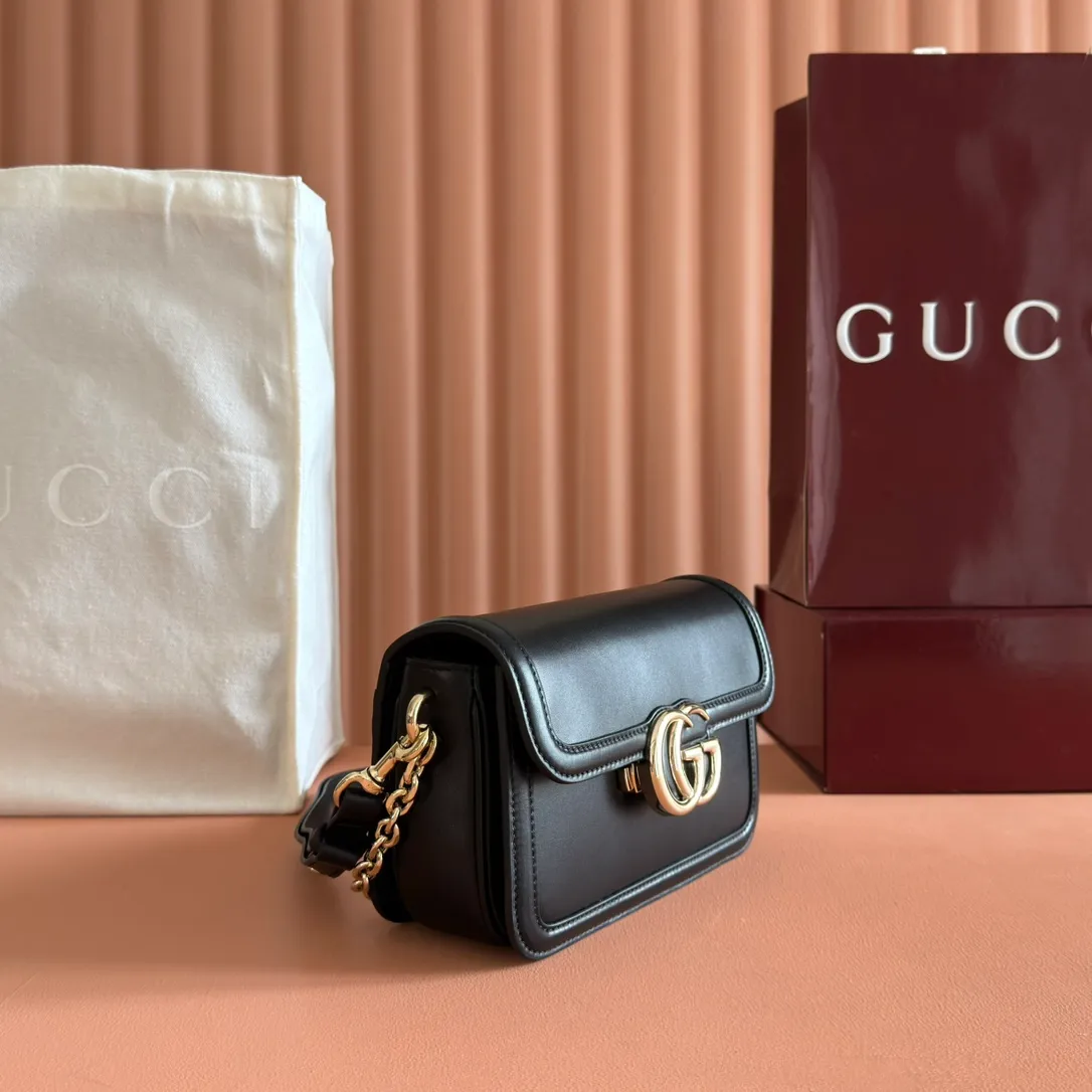 p1500💋💋💋【Full package at counter】The Gucci Go series is designed for sports. This shoulder bag is made of exquisite and lightweight GG Monogram blue denim, with an elegant chain strap, adding another dazzling masterpiece to the 2025 spring and summer series. The interior layout of the bag is also very practical, with a removable mirror on the back. Brown GG Monogram blue denim Brown leather trim Light gold tone hardware Beige cotton and linen blend lining Interior: Three main compartments, one zipped pocket External: Removable mirror on the rear Chain strap (21 cm high); Detachable and adjustable shoulder strap (27 cm high); Length adjustable between 64 cm and 103 cm Spring clip buckle Model: 826761. Dimensions: 21.5cm (width) x 14cm (height) x 9cm (depth) Weight: approx. 0.8kg Color: black/original leather. Made in Italy