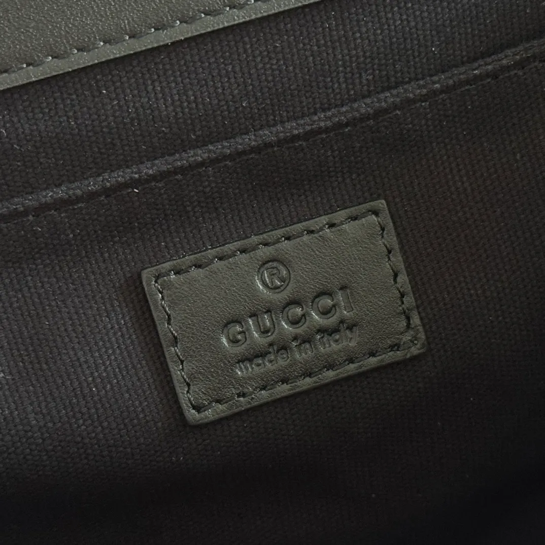p1500💋💋💋【Full package at counter】The Gucci Go series is designed for sports. This shoulder bag is made of exquisite and lightweight GG Monogram blue denim, with an elegant chain strap, adding another dazzling masterpiece to the 2025 spring and summer series. The interior layout of the bag is also very practical, with a removable mirror on the back. Brown GG Monogram blue denim Brown leather trim Light gold tone hardware Beige cotton and linen blend lining Interior: Three main compartments, one zipped pocket External: Removable mirror on the rear Chain strap (21 cm high); Detachable and adjustable shoulder strap (27 cm high); Length adjustable between 64 cm and 103 cm Spring clip buckle Model: 826761. Dimensions: 21.5cm (width) x 14cm (height) x 9cm (depth) Weight: approx. 0.8kg Color: black/original leather. Made in Italy