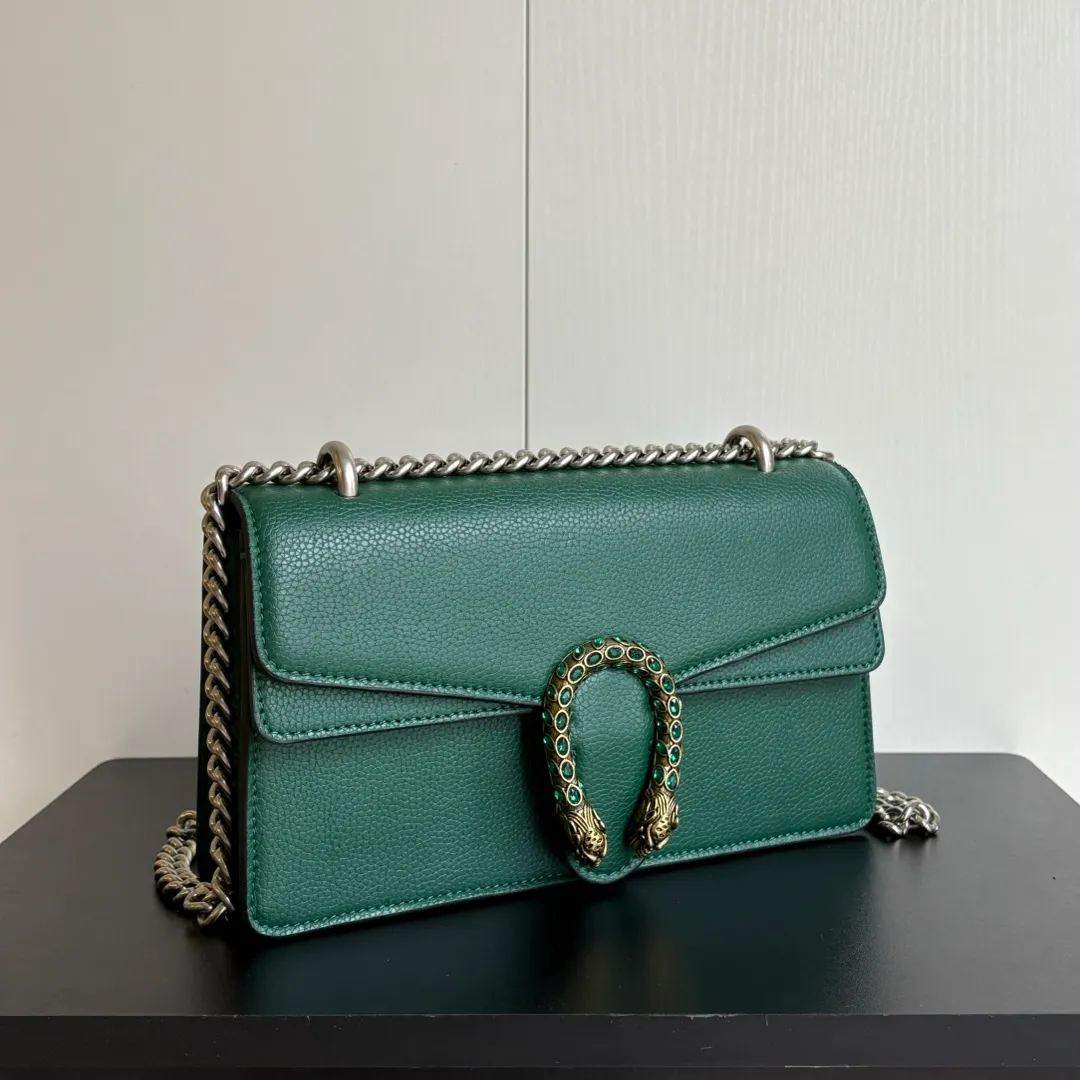 New upgraded version of real shot #💰320 Model: 499623 Green Leather Size: 25x14x8cm 𝙂𝙪𝙘𝙘𝙞 𝘿𝙞𝙤𝙣𝙮𝙨𝙪𝙨Diamond Button Bacchus True Fragrance Series Warning, it’s amazing. It retains the perfect pedigree of the Bacchus bag, but opens the era of Bacchus innovation! The most valuable part of the entire bag is the tiger head diamond buckle, a palace-level treasure item. Not a market product. The weight is very light and the size is perfect. Highly recommended.