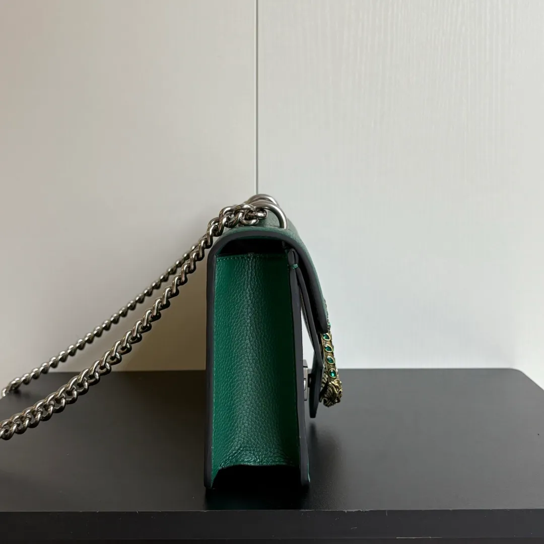 New upgraded version of real shot #💰320 Model: 499623 Green Leather Size: 25x14x8cm 𝙂𝙪𝙘𝙘𝙞 𝘿𝙞𝙤𝙣𝙮𝙨𝙪𝙨Diamond Button Bacchus True Fragrance Series Warning, it’s amazing. It retains the perfect pedigree of the Bacchus bag, but opens the era of Bacchus innovation! The most valuable part of the entire bag is the tiger head diamond buckle, a palace-level treasure item. Not a market product. The weight is very light and the size is perfect. Highly recommended.