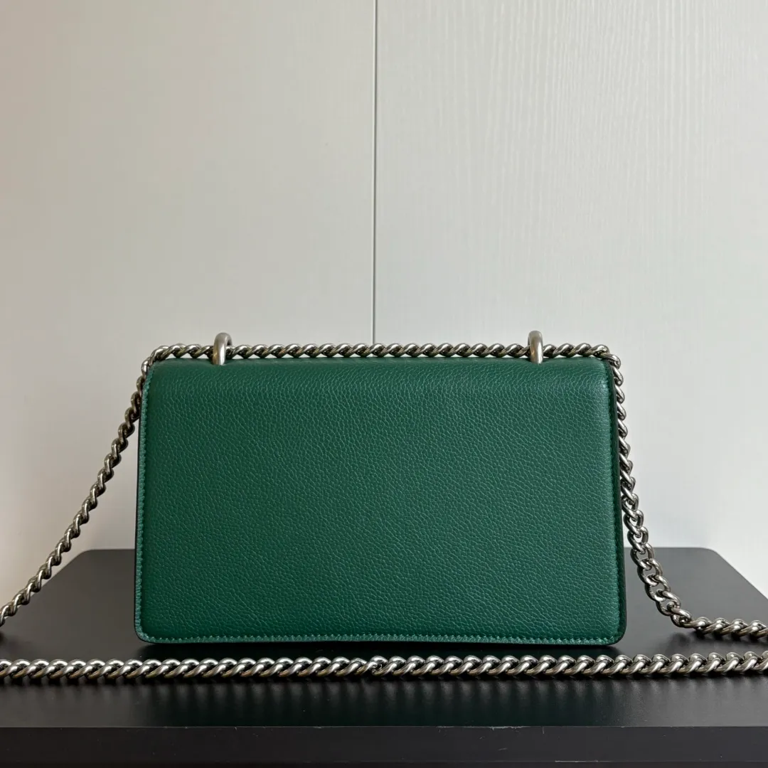 New upgraded version of real shot #💰320 Model: 499623 Green Leather Size: 25x14x8cm 𝙂𝙪𝙘𝙘𝙞 𝘿𝙞𝙤𝙣𝙮𝙨𝙪𝙨Diamond Button Bacchus True Fragrance Series Warning, it’s amazing. It retains the perfect pedigree of the Bacchus bag, but opens the era of Bacchus innovation! The most valuable part of the entire bag is the tiger head diamond buckle, a palace-level treasure item. Not a market product. The weight is very light and the size is perfect. Highly recommended.