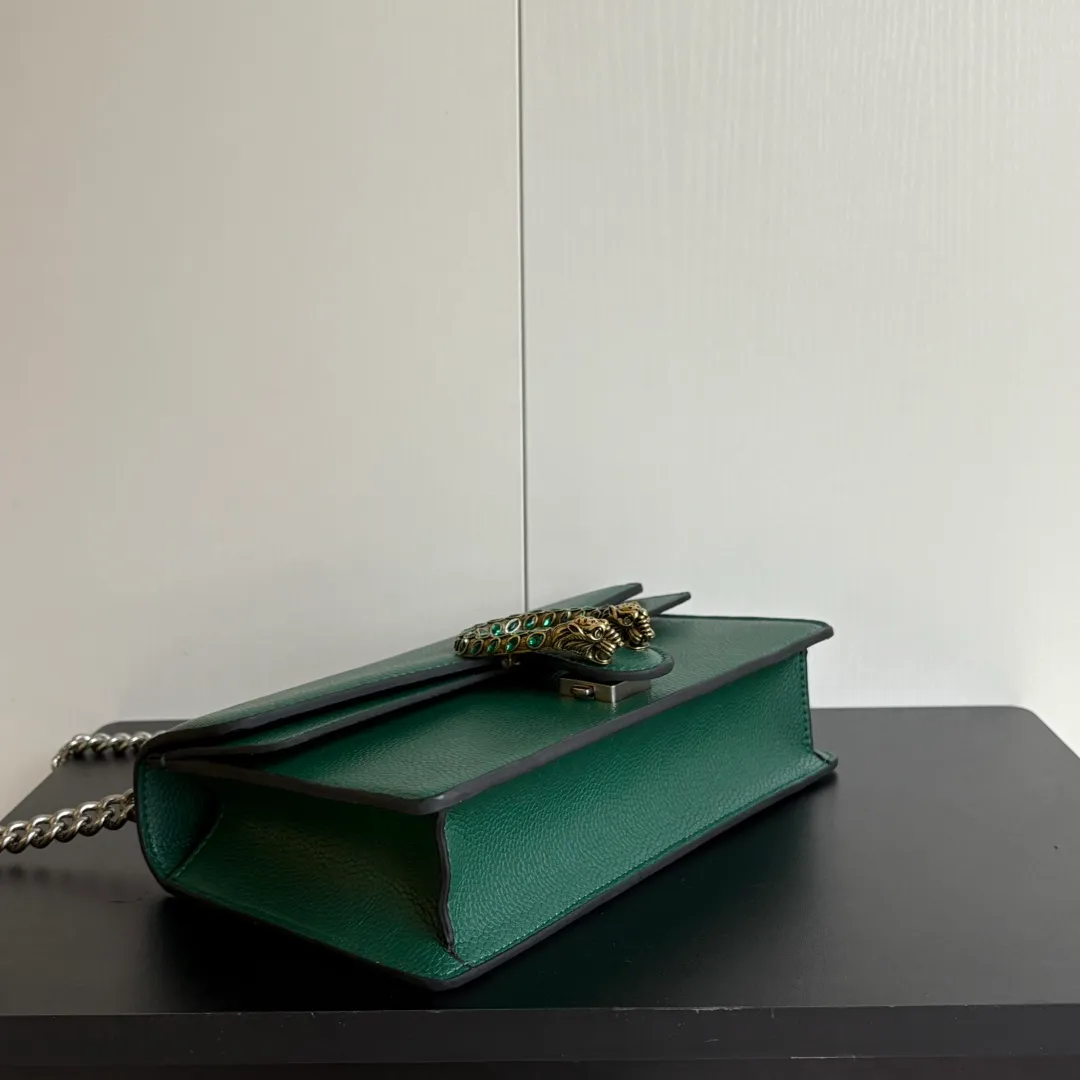 New upgraded version of real shot #💰320 Model: 499623 Green Leather Size: 25x14x8cm 𝙂𝙪𝙘𝙘𝙞 𝘿𝙞𝙤𝙣𝙮𝙨𝙪𝙨Diamond Button Bacchus True Fragrance Series Warning, it’s amazing. It retains the perfect pedigree of the Bacchus bag, but opens the era of Bacchus innovation! The most valuable part of the entire bag is the tiger head diamond buckle, a palace-level treasure item. Not a market product. The weight is very light and the size is perfect. Highly recommended.