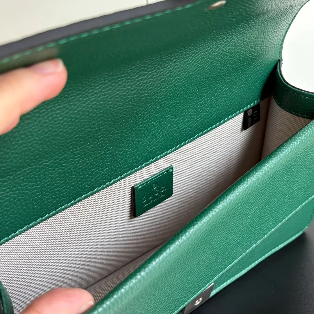 New upgraded version of real shot #💰320 Model: 499623 Green Leather Size: 25x14x8cm 𝙂𝙪𝙘𝙘𝙞 𝘿𝙞𝙤𝙣𝙮𝙨𝙪𝙨Diamond Button Bacchus True Fragrance Series Warning, it’s amazing. It retains the perfect pedigree of the Bacchus bag, but opens the era of Bacchus innovation! The most valuable part of the entire bag is the tiger head diamond buckle, a palace-level treasure item. Not a market product. The weight is very light and the size is perfect. Highly recommended.