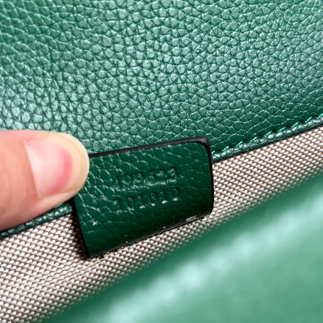 New upgraded version of real shot #💰320 Model: 499623 Green Leather Size: 25x14x8cm 𝙂𝙪𝙘𝙘𝙞 𝘿𝙞𝙤𝙣𝙮𝙨𝙪𝙨Diamond Button Bacchus True Fragrance Series Warning, it’s amazing. It retains the perfect pedigree of the Bacchus bag, but opens the era of Bacchus innovation! The most valuable part of the entire bag is the tiger head diamond buckle, a palace-level treasure item. Not a market product. The weight is very light and the size is perfect. Highly recommended.