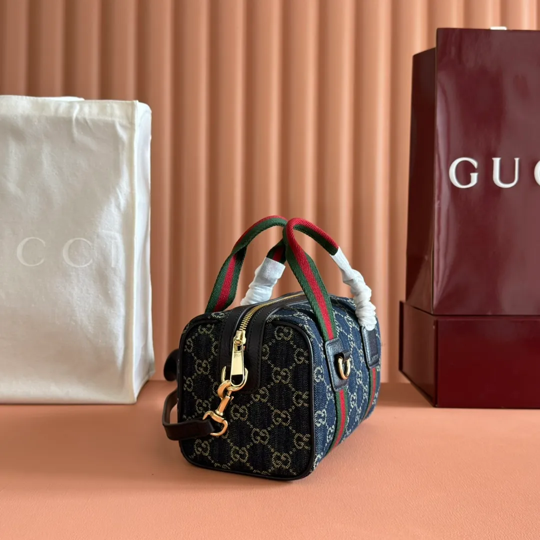 p960💋💋💋. "With full set of original counter packaging" [New Product] Inspired by Gucci's iconic travel bag silhouette, the brand launched the Mini GG handbag. This handbag is crafted from soft GG presbyopic canvas and is equipped with web handles and a detachable shoulder strap. It reinterprets the brand's classic elements and pays homage to Gucci's proud travel tradition. Beige and dark brown GG monogram coated fabric Ankara red leather trim Light gold tone hardware Green linen cotton blend lining Carry handles (10cm high) Detachable and adjustable leather shoulder strap (50cm high; Length: 101.5cm) Model number: 859975. Dimensions: 20cm (W) x 13cm (H) x 13cm (D) Weight: approx. 0.4kg Color: Denim/PVC. Made in Italy