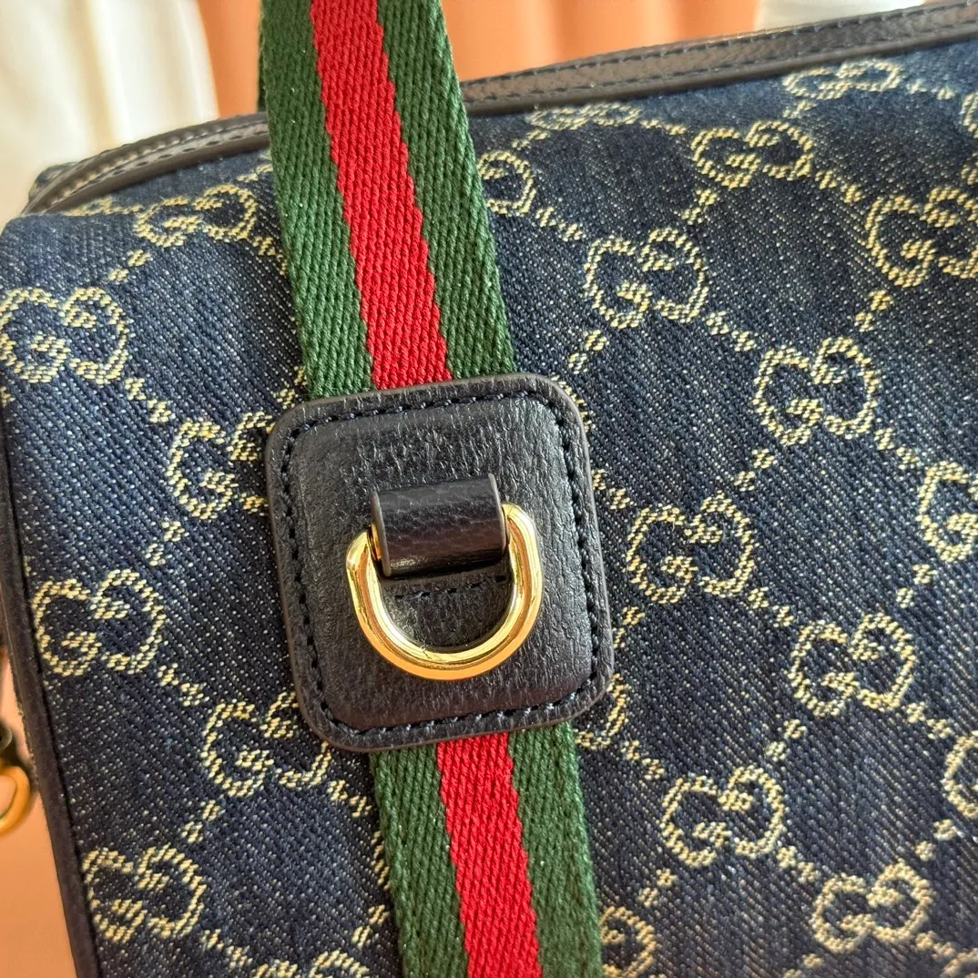p960💋💋💋. "With full set of original counter packaging" [New Product] Inspired by Gucci's iconic travel bag silhouette, the brand launched the Mini GG handbag. This handbag is crafted from soft GG presbyopic canvas and is equipped with web handles and a detachable shoulder strap. It reinterprets the brand's classic elements and pays homage to Gucci's proud travel tradition. Beige and dark brown GG monogram coated fabric Ankara red leather trim Light gold tone hardware Green linen cotton blend lining Carry handles (10cm high) Detachable and adjustable leather shoulder strap (50cm high; Length: 101.5cm) Model number: 859975. Dimensions: 20cm (W) x 13cm (H) x 13cm (D) Weight: approx. 0.4kg Color: Denim/PVC. Made in Italy