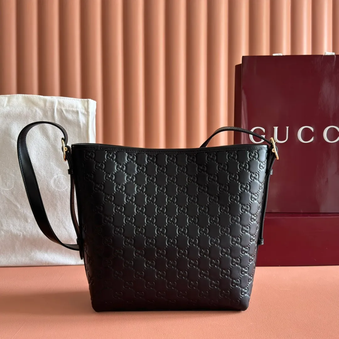 p1140. 💋💋💋"With full set of original counter packaging" [New Product] 2025 Autumn and Winter Series, the new GG Emblem series reinterprets the brand's timeless elegance and exquisite craftsmanship. This shoulder bag is crafted from GG printed embossed cow leather. Black GG printed embossed calfskin Light gold tone hardware Black cotton lining Interior: Zip pocket Shoulder straps: Height: 30cm – 47cm; Length: 115cm Zip closure Ident: 848881. Dimensions: 24cm (W) x 26cm (H) x 10cm (D) Weight: Approx. 0.55kg Dimensions: Black embossed. Made in Italy