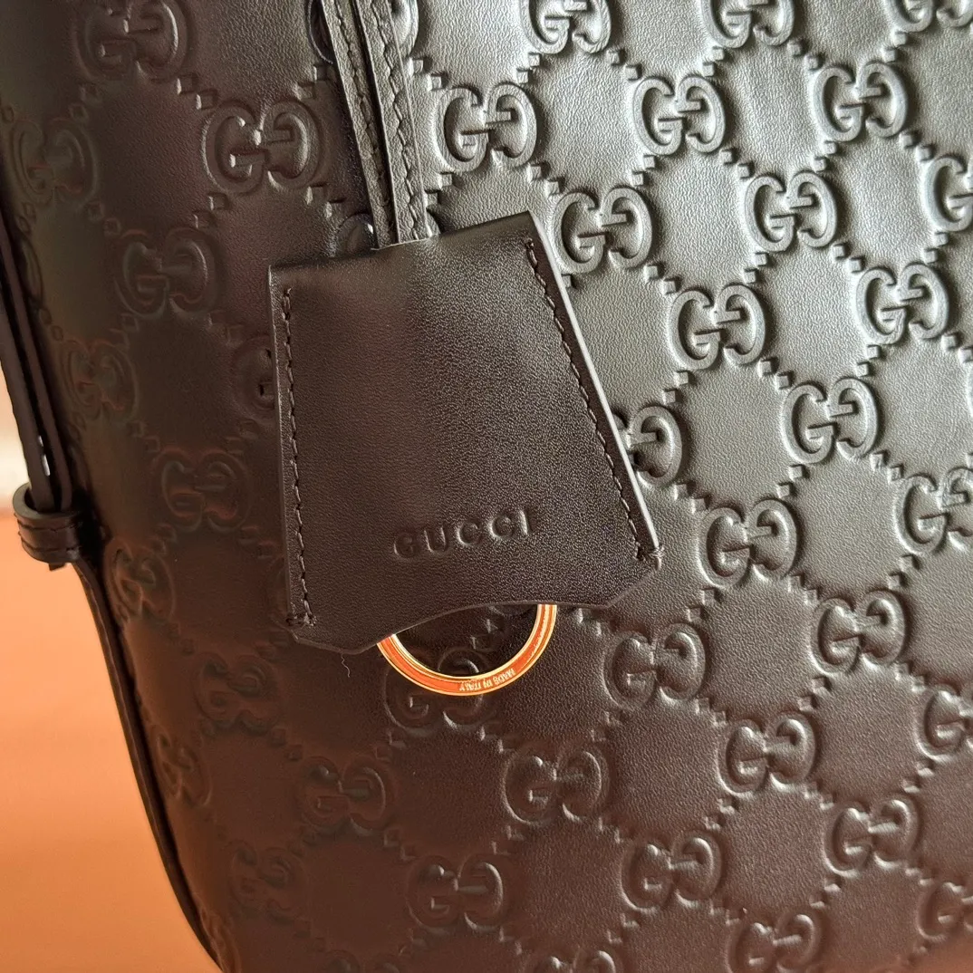 p1140. 💋💋💋"With full set of original counter packaging" [New Product] 2025 Autumn and Winter Series, the new GG Emblem series reinterprets the brand's timeless elegance and exquisite craftsmanship. This shoulder bag is crafted from GG printed embossed cow leather. Black GG printed embossed calfskin Light gold tone hardware Black cotton lining Interior: Zip pocket Shoulder straps: Height: 30cm – 47cm; Length: 115cm Zip closure Ident: 848881. Dimensions: 24cm (W) x 26cm (H) x 10cm (D) Weight: Approx. 0.55kg Dimensions: Black embossed. Made in Italy
