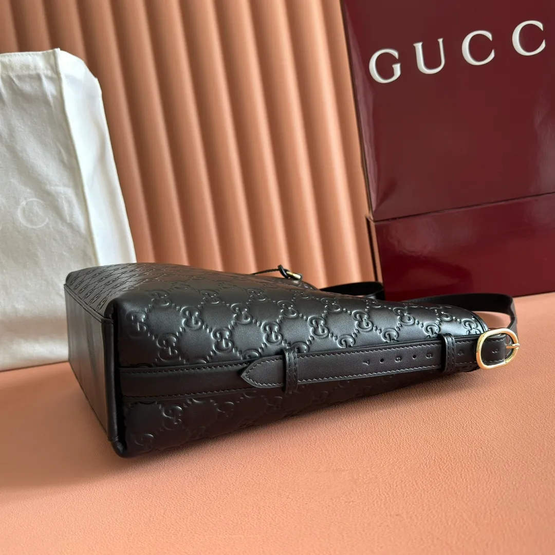 p1140. 💋💋💋"With full set of original counter packaging" [New Product] 2025 Autumn and Winter Series, the new GG Emblem series reinterprets the brand's timeless elegance and exquisite craftsmanship. This shoulder bag is crafted from GG printed embossed cow leather. Black GG printed embossed calfskin Light gold tone hardware Black cotton lining Interior: Zip pocket Shoulder straps: Height: 30cm – 47cm; Length: 115cm Zip closure Ident: 848881. Dimensions: 24cm (W) x 26cm (H) x 10cm (D) Weight: Approx. 0.55kg Dimensions: Black embossed. Made in Italy