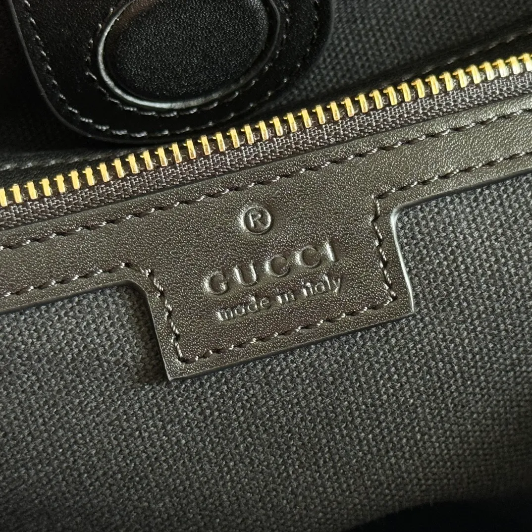p1140. 💋💋💋"With full set of original counter packaging" [New Product] 2025 Autumn and Winter Series, the new GG Emblem series reinterprets the brand's timeless elegance and exquisite craftsmanship. This shoulder bag is crafted from GG printed embossed cow leather. Black GG printed embossed calfskin Light gold tone hardware Black cotton lining Interior: Zip pocket Shoulder straps: Height: 30cm – 47cm; Length: 115cm Zip closure Ident: 848881. Dimensions: 24cm (W) x 26cm (H) x 10cm (D) Weight: Approx. 0.55kg Dimensions: Black embossed. Made in Italy
