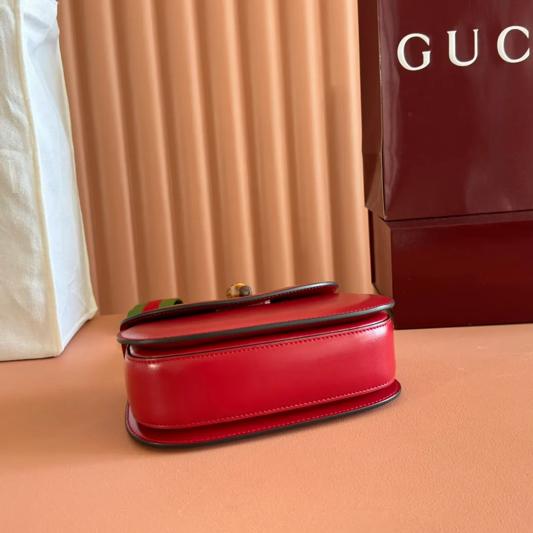 p1660. 💋💋💋【Original leather accessories🌈 Equipped with full counter packaging】🔥🔥The bamboo knot symbolizes Gucci’s endless design heritage. The bamboo handles on this bag are bent into shape by the flames. This craft originated from Florentine craftsmen in the post-World War II period. The handbag is made of green leather and equipped with a detachable webbing shoulder strap, creating a variety of carrying options that can be carried on the shoulder or in the hand. Gucci's "Aria-Fashion Aria" series focuses on practical and versatile designs, using diverse ways of wearing to interpret timeless classic items. Green leather, antique gold-toned bamboo accessories, red and blue webbing, style number: 675797, small size: 21x 15x 7cm.