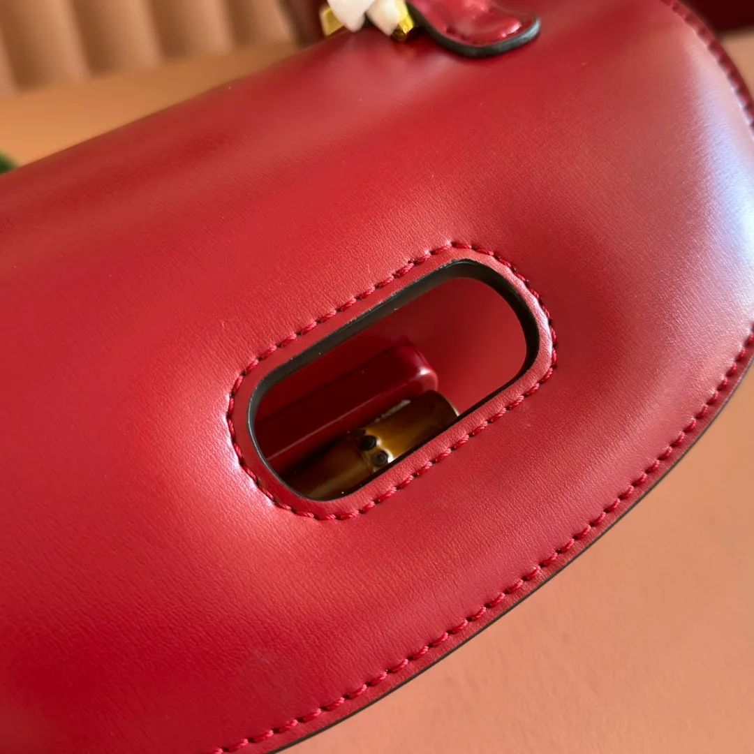 p1660. 💋💋💋【Original leather accessories🌈 Equipped with full counter packaging】🔥🔥The bamboo knot symbolizes Gucci’s endless design heritage. The bamboo handles on this bag are bent into shape by the flames. This craft originated from Florentine craftsmen in the post-World War II period. The handbag is made of green leather and equipped with a detachable webbing shoulder strap, creating a variety of carrying options that can be carried on the shoulder or in the hand. Gucci's "Aria-Fashion Aria" series focuses on practical and versatile designs, using diverse ways of wearing to interpret timeless classic items. Green leather, antique gold-toned bamboo accessories, red and blue webbing, style number: 675797, small size: 21x 15x 7cm.