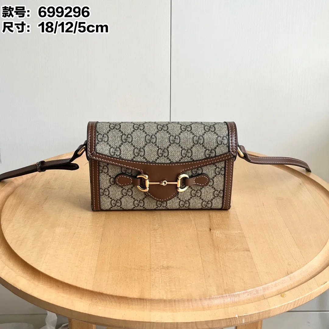 Actual shot #💰260 Model: 699296 Caramel Size: 18x12x5cm 𝐆𝐮𝐜𝐜𝐢 𝟏𝟗𝟓𝟓 𝐇𝐨𝐫𝐬𝐞𝐛𝐢𝐭 𝐌𝐢𝐧𝐢 Another masterpiece in the Horsebit 1955 series! The horizontal mobile phone bag looks great too! It can be used for large-screen mobile phones. Compared with the vertical version, it may be more convenient to use~ It can be carried in spring, summer, autumn and winter without choosing an outfit👍